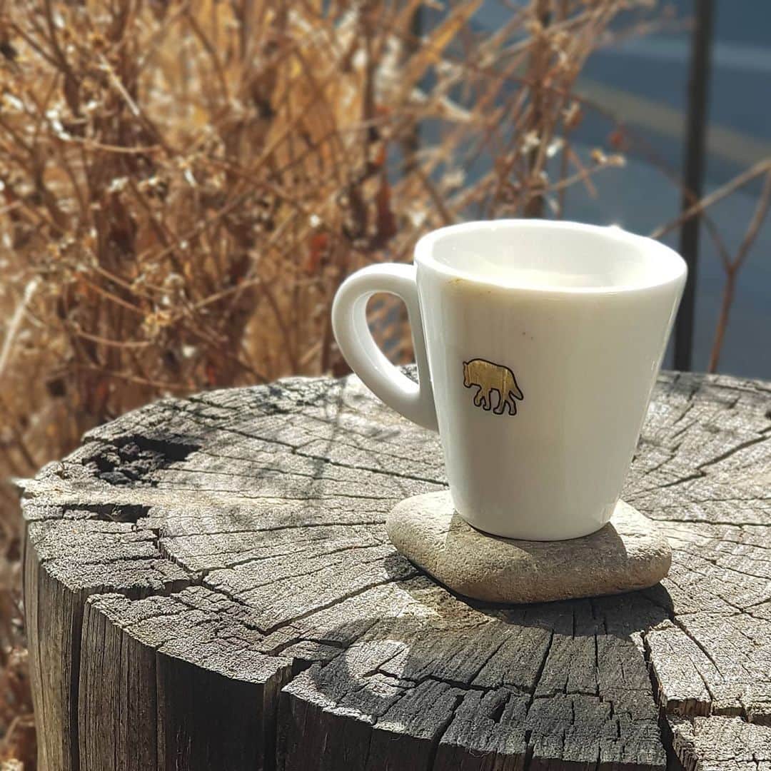 ハン・ウンソンのインスタグラム：「. #리사르 마시기 너무 좋은 날씨 ☕  #espresso #café #leesarcoffee  #yumyum   물 많이~ 우유 많이~ 가 언제부턴가 배부르고 싱겁다 😑  #coffeemoment #coffeeholic #coffeelovers」