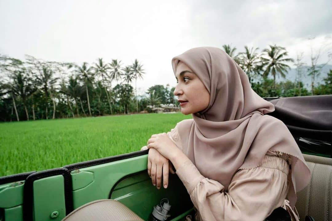 Shireen Sungkarさんのインスタグラム写真 - (Shireen SungkarInstagram)「Pelajaran baru lagi dalam konteks bersyukur Alhamdulillah setelah lama gak kemana mana ,bisa ke jogja-magelang sama keluarga  Hal yang  aku selalu tanya kan ketika berkunjung ke tempat wisata , bagiamana bisa survive ketika pandemi!  MasyaaAllah jawaban mereka bikin hati campur aduk  Ketika naik jeep di gumuk pasir “alhamdulillah aku orang pertama setelah dua minggu kosong”  Dia cerita gimana setahun bisa dihitung jari , biasanya sehari bisa dua penumpang  Waktu aku mengunjungi magelang ,menyewa Vw keliling sawah itu seru banget 😍dan berhenti dibeberapa tempat yang sudah di arrange oleh supirnya ,dan pemberentiian terakhir di kedai teh (gubukkopiborobudur)yang masyaaAllah enak banget ,mereka jual gula kelapa hasil sendiri  Hampir gak jadi masuk karena ku liat anak anak udah mulai rungsing ,baru mau batalin ke supirnya orang dari kedai itu udah  kedepan dan menyambut kita ,langsung ku putusin “jadi aja deh “ Hari itu long weekend jam 5 sore dan aku baru orang kedua yg kesana hari itu langsung sedih plus bersyukur ya Allah alhamdulillah jadi masuk dan enak bangettt teh +gula kelapanya  Dan banyak cerita lainnya yang bikin aku nyesel ngeluh  Restoran turun 80 persen belum dagangan lainnya  Tapi mereka tetep senyum  Tetep bersyukur  Setiap ditanya ke beberapa orang yang ku dengar selalu kata kata positif  “alhamdulillah disyukuri saja mbak “ “Puji tuhan mba “ “Ada rejeki masing masing mba” Sungguuuuhhhhhh bikin ter ❤️ Belum lagi Gimana pedagang kerajianan seperti kalung dll ,dibeli  senengnya minta ampun 😭 Bismillah kita bisa lewatin semua ini ❤️ Pariwisata indonesia bisa bangkit lagi ya 🥰dan sebisa mungki kalo ada rejeki kita  beli dagangan orang ❤️ Semangat smuanya Untuk liat perjalanan kita cek youtube @sungkarsfamily 🤗」2月26日 13時20分 - shireensungkar