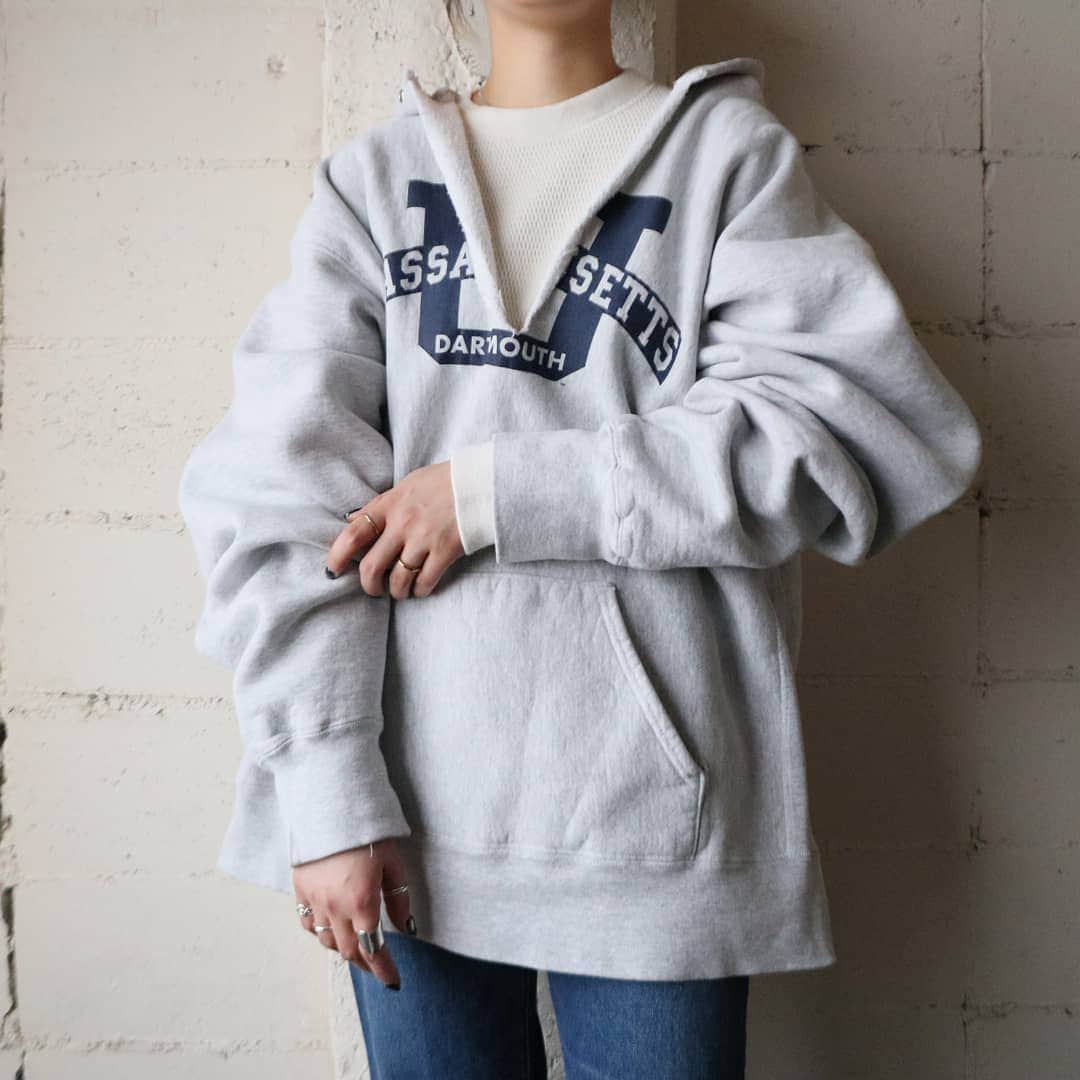 吉祥寺 古着屋 Orfeoのインスタグラム：「. Cut Off Hoodie   #orfeo #kichijoji #tokyo #vintage #used #fashion #coordinate #outfit . . .  お問い合わせはインスタグラムのプロフィール掲載のメールアドレスにお願いいたします。コメント、DMでのお問い合わせは受け付けておりませんのでご了承ください。 ONLINE SHOPの商品も店頭にてご購入頂けます。気になる商品がございましたらスタッフにお声掛けください。 . 新型コロナウィルス感染症予防対策を徹底して営業しております。 ご来店の際はマスク着用、手指消毒にご協力ください。」