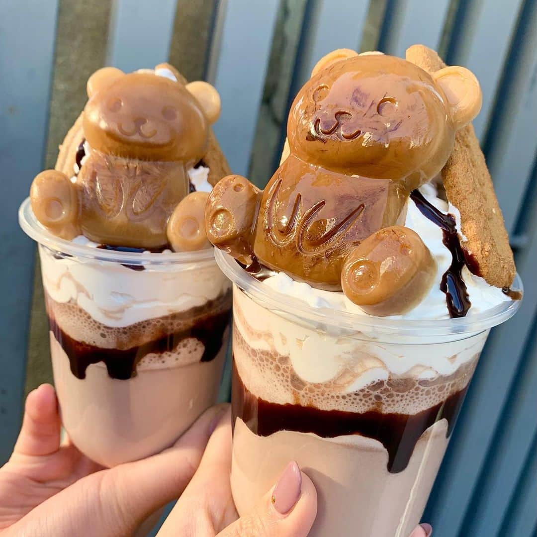 のインスタグラム：「大須に新しくできた　 @osu_nyamnyam で くまちゃんドリンク🐻🥤  なんせくまに目がない私🥰  くまさんフラッペのチョコ味注文🍫  チョコフラッペの上には くまさん氷、生クリーム、 ロータス、プレッツェル、チョコソースが もりもりに盛られてて映え📸✨  場所は赤門通りを上前津側に歩いた なか卯の手前のビルの地下一階！ ピンクのネオンサインが可愛いお店🇰🇷  ストーリーにurlも貼っておくので 気になる方はそちらから飛んでね✈️  🏠大須nyamnyam(ニャムニャム) 📍 〒460-0011 愛知県名古屋市中区大須３丁目３０−２５ ビル地下1階  #大須ニャムニャム #大須nyamnyam  #大須にゃむにゃむ #大須 #WoomyPR #大須食べ歩き #大須グルメ  #大須カフェ #大須商店街 #韓国マカロン  #大須ランチ #名古屋カフェ #栄カフェ  #韓国カフェ #韓国スイーツ  #カップホルダー #カップホルダーイベント  #名古屋チャンネル #大須チャンネル  #名古屋グルメ #ナゴレコ  #大須スイーツ #大須インスタ映え #genic_sweets」