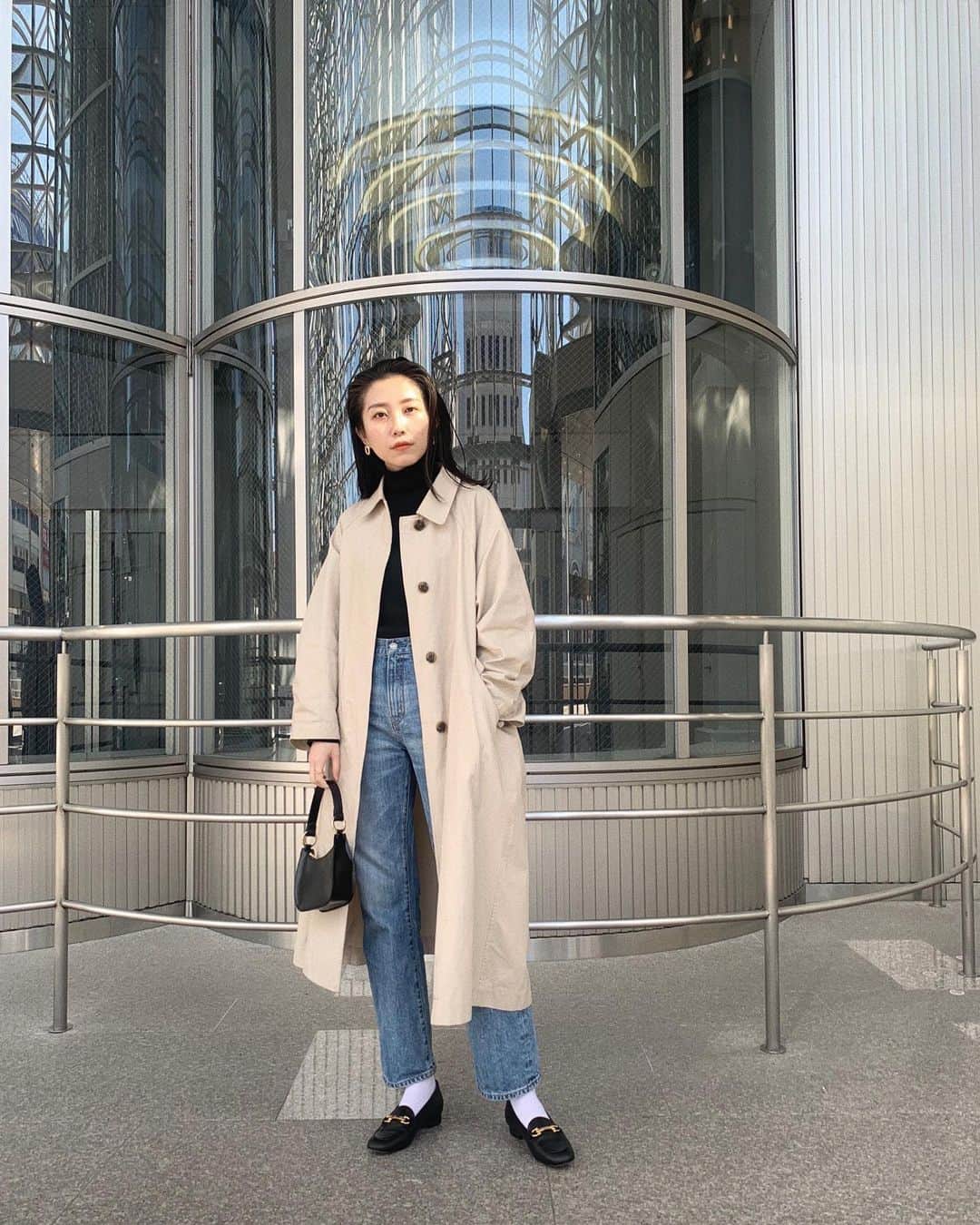 大波絢香のインスタグラム：「*﻿﻿ *﻿ 　﻿  ﻿春アウター何にするか決まりましたか？☺︎  今日からニットが¥400でついてくる お得なアウターセットもスタートです😳  ﻿  しかもセットのニットもめちゃかわいいアレです🤫 、、、なんのニットか気になりますよね〜？🤫♡  ストーリーから見れるのでぜひお得にお買い物して下さいネ✌︎  ﻿ 　  164cm/Msize着用 ﻿ クーポン入力で更に10%OFF ⇨MS_05898  着用アイテムはインスタTOPのURLから🛒﻿﻿﻿﻿﻿﻿﻿﻿ ﻿@ayaka_onami_ ﻿﻿﻿﻿﻿﻿﻿﻿﻿ ﻿﻿ ﻿﻿﻿﻿﻿﻿﻿﻿﻿﻿﻿﻿ @ungrid_official﻿﻿﻿﻿﻿﻿﻿﻿﻿﻿ @ungrid_staffsnap ﻿﻿﻿﻿﻿﻿﻿﻿﻿﻿﻿﻿﻿﻿ #ungrid#code#ungrid_ayaka#仙台#仙台パルコ#大人カジュアル#大人コーデ#黒髪#シンプルコーデ#ステンカラーコート#春コーデ#ローファー」