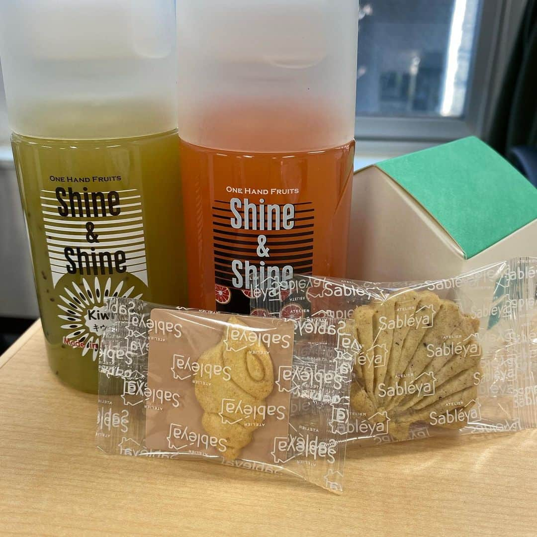 Shine&Shineのインスタグラム：「Shine&Shineのキウイとグレープフルーツのさっぱりにクッキー意外と合います！罪悪感薄くなる(^O^)  クッキーは愛知県の井桁堂　レアな焼き菓子！プチギフトにぴったり！おうちの形の可愛い箱入り！  お友達の家やお呼ばれに Shine&Shineのジュースと共に井桁堂の焼き菓子を持って行くと絶対、喜こばれます！  このクッキー！なめらかで 濃厚チーズ味で酸味の効いたジュースと相性抜群！  お土産にはShine&Shineジュース！  税込298円💸  【ご購入は...】 ◆全国のファミリーマートさん ※一部取扱がない店舗もございます。  ◆楽天市場さん https://www.rakuten.co.jp/shineandshine/  ◆Shine&Shine ONLINE SHOP https://www.shineshine.jp/e-commex/cgi-bin/ex_index.cgi ※賞味期限間近のお得な商品があるかも・・・。  【お問合せは...】 お客様相談窓室0230-609-709　9:00-17:00(土日祝日除く)  #shineandshine #シャインアンドシャイン #果汁#100#無添加 #フルーツジュース#高級 #濃縮還元ではない#ストレート果汁 #ストレート果汁飲料 #100パーセント #コンビニ#ファミリーマート #GIANNA#ブルーベリージュース #成城石井 #ドンキホーテ #KIOSK #YAOKO #ヤオコー #サンヨーマルナカ #紀伊國屋 #ヨークベニマル #onehandfruit」