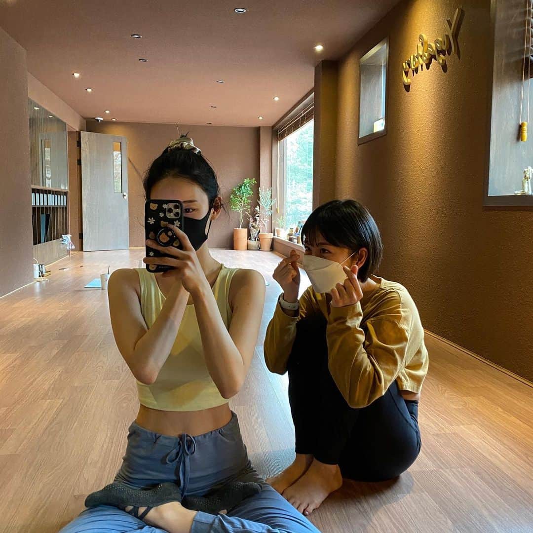 パーク・ファン・ヒーのインスタグラム：「쪼꼬미 우리 예인 쌤. 작지만 단단한 분🙏🏻 내 몸은 내 생각처럼 잘 움직이지 않아도 선생님의 잔잔한 목소리는 내 마음을 편안하고 단단하게 만든다 헤헤. 감사해라」