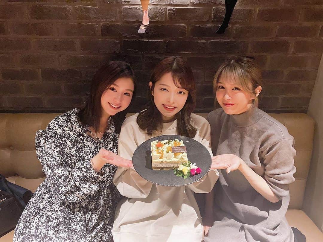 寺田安裕香のインスタグラム：「先日の女子会🌸 お祝いしてもらっちゃいました🥺 美味しすぎる焼肉ご馳走になって わたしのことを考えてくれた 素敵なプレゼントをいただいて🥺 しあわせすぎたなぁ😭💓 本当にありがとう！！！ なんだかんだ月１くらい会えてるお２人✨ 居心地良くて楽しくて尊敬できる 素敵すぎるお友達です🦕💫 ・ ・ ・ ・ ・ #久しぶりの #女子会 #久しぶりの #焼肉 #幸せ #ありがとう #bff #japan #japanesegirl  #thankyou #birthday #cake #좋아요 #팔로미#추억#일상룩 #漂亮 #赞 #粉我 #followｍe」