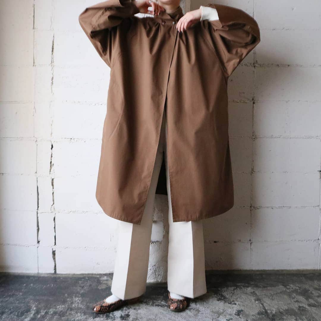 吉祥寺 古着屋 Orfeoのインスタグラム：「. Double Breasted Light Coat  #orfeo #kichijoji #tokyo #vintage #used #fashion #coordinate #outfit . . .  お問い合わせはインスタグラムのプロフィール掲載のメールアドレスにお願いいたします。コメント、DMでのお問い合わせは受け付けておりませんのでご了承ください。 ONLINE SHOPの商品も店頭にてご購入頂けます。気になる商品がございましたらスタッフにお声掛けください。 . 新型コロナウィルス感染症予防対策を徹底して営業しております。 ご来店の際はマスク着用、手指消毒にご協力ください。」