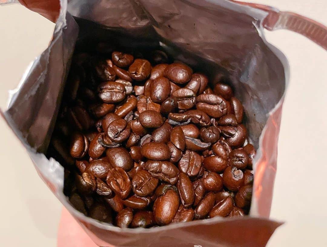 色紙千尋さんのインスタグラム写真 - (色紙千尋Instagram)「今週のスケッチブックはCAFE ファラオを描いてみました〜！☕️収録後のスイーツ😆今週は盛りだくさん！ありがとうございます❤️ 私は甘いものをたくさん食べると同時に、コーヒーとカフェラテをかなり飲むのですが、ついに！インスタントコーヒーではなく、コーヒー豆を買うようになりました🥺👏淹れ方はカフェファラオくんのような手動ではなくコーヒーメーカーですが😅やっぱり香りが全然違うし、コーヒー豆の香り自体が好きすぎる😆最高の癒しです☕️ #先週の結果分析 #競馬 #グリーンチャンネル #カフェファラオ #ルメール騎手 #フェブラリーs」2月26日 13時43分 - shikishi_chihiro