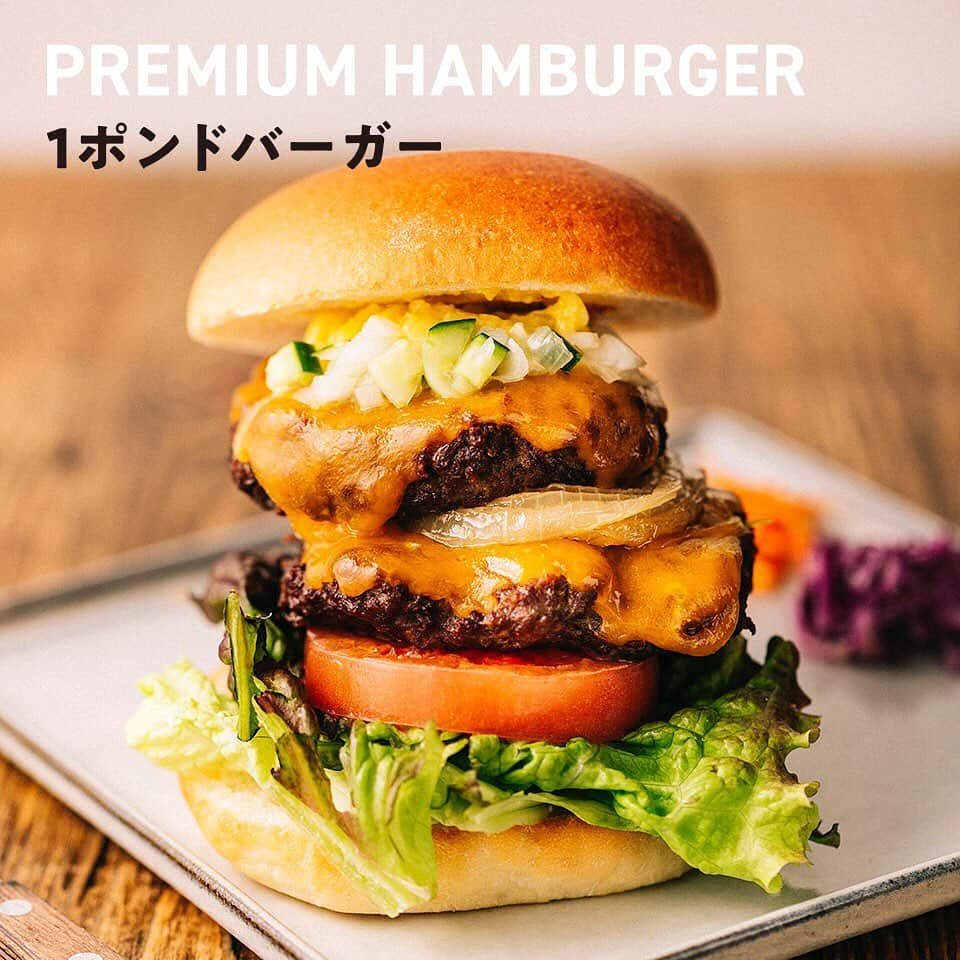 インゾーネさんのインスタグラム写真 - (インゾーネInstagram)「.  The JOHNSON BURGER 正規店としてNEWオープン   去年8月、札幌ステラプレイスに半年間の限定ショップとしてオープンした、ザ・ジョンソンバーガーが、ご好評につき正規店として3月1日（月）にNEWオープンいたします！   「心ゆるむ空間で、気軽に本格的な味を楽しんでほしい」という想いはそのままに、 店内インテリアをミッドセンチュリーテイストの空間に仕上げました。   ハンバーガーは、ゴルゴンゾーラやハラペーニョ、チキン南蛮など種類も増え、 しまざき壮健牛を使用したパテと、道産牛100%のパテを選べる様になりました。   さらに、スモークしたベーコンやトリュフを使ったプレミアムハンバーガーが登場！ サイドメニューやサラダもブラッシュアップしましたよ。   そして、バーガーはバーガーでも、甘くて美味しい「スイーツバーガー」が登場します。 詳しくは明日またお知らせします＾＾   ・   ザ・ジョンソンバーガー 札幌ステラプレイス　センター3階 OPEN／10：00～21：00（L.O.20：30） @thejohnsonburger ・  #TheJOHNSONBURGER#ジョンソンバーガー#ジョンソンホームズ#JOHNSONHOMES#ハンバーガー#ランチ#ドラフトアイスコーヒー#別海町#しまざき壮健牛#ソフトクリーム#パフェ#札幌ステラプレイス#ステラ#新築#一戸建て#注文住宅#マイホーム#札幌#札幌ママ#inZONE#リノベーション#リフォーム#inZONEwithACTUS#NaturieStudio #NaturieStudioSupply#NaturieReform#TheJOHNSONSTORE#ジョンソンストア#YAMACHIUNITED」2月26日 13時44分 - inzone_design_labo