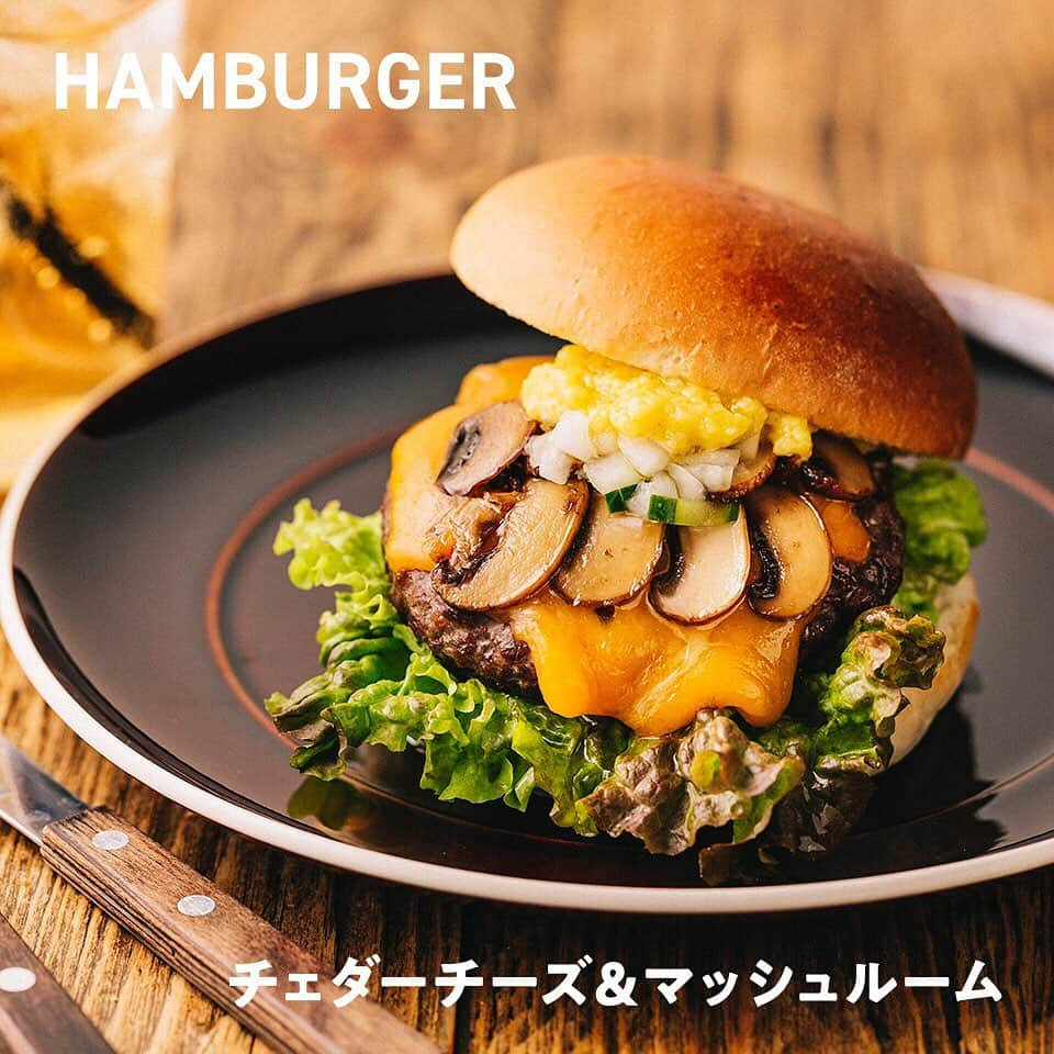 インゾーネさんのインスタグラム写真 - (インゾーネInstagram)「.  The JOHNSON BURGER 正規店としてNEWオープン   去年8月、札幌ステラプレイスに半年間の限定ショップとしてオープンした、ザ・ジョンソンバーガーが、ご好評につき正規店として3月1日（月）にNEWオープンいたします！   「心ゆるむ空間で、気軽に本格的な味を楽しんでほしい」という想いはそのままに、 店内インテリアをミッドセンチュリーテイストの空間に仕上げました。   ハンバーガーは、ゴルゴンゾーラやハラペーニョ、チキン南蛮など種類も増え、 しまざき壮健牛を使用したパテと、道産牛100%のパテを選べる様になりました。   さらに、スモークしたベーコンやトリュフを使ったプレミアムハンバーガーが登場！ サイドメニューやサラダもブラッシュアップしましたよ。   そして、バーガーはバーガーでも、甘くて美味しい「スイーツバーガー」が登場します。 詳しくは明日またお知らせします＾＾   ・   ザ・ジョンソンバーガー 札幌ステラプレイス　センター3階 OPEN／10：00～21：00（L.O.20：30） @thejohnsonburger ・  #TheJOHNSONBURGER#ジョンソンバーガー#ジョンソンホームズ#JOHNSONHOMES#ハンバーガー#ランチ#ドラフトアイスコーヒー#別海町#しまざき壮健牛#ソフトクリーム#パフェ#札幌ステラプレイス#ステラ#新築#一戸建て#注文住宅#マイホーム#札幌#札幌ママ#inZONE#リノベーション#リフォーム#inZONEwithACTUS#NaturieStudio #NaturieStudioSupply#NaturieReform#TheJOHNSONSTORE#ジョンソンストア#YAMACHIUNITED」2月26日 13時44分 - inzone_design_labo