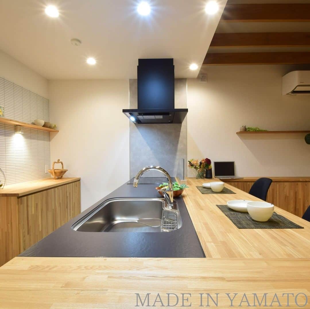 YAMATOの家さんのインスタグラム写真 - (YAMATOの家Instagram)「#キッチン とフラットになるように納めた #製作 の #カウンター 。 食事はこのカウンターでします。  #一段下がり のキッチンで、カウンターに座る人と目線をあわせました。  食事を出すのも片付けるのも楽な、 #対面カウンター です♪ . MADE IN YAMATO . . #yamatoの家 #快適な暮らし #設計 #自宅 #御殿場 #小山町 #裾野 #設計事務所 #マイホーム #注文住宅 #デザイン #新築 #家 #インテリア #住宅 #設計士 #設計士とつくる家 #建築士 #建築士とつくる家 #web内覧会 #造作家具 #クリナップ #STEDIA #ステディア」2月26日 13時44分 - yamato_house