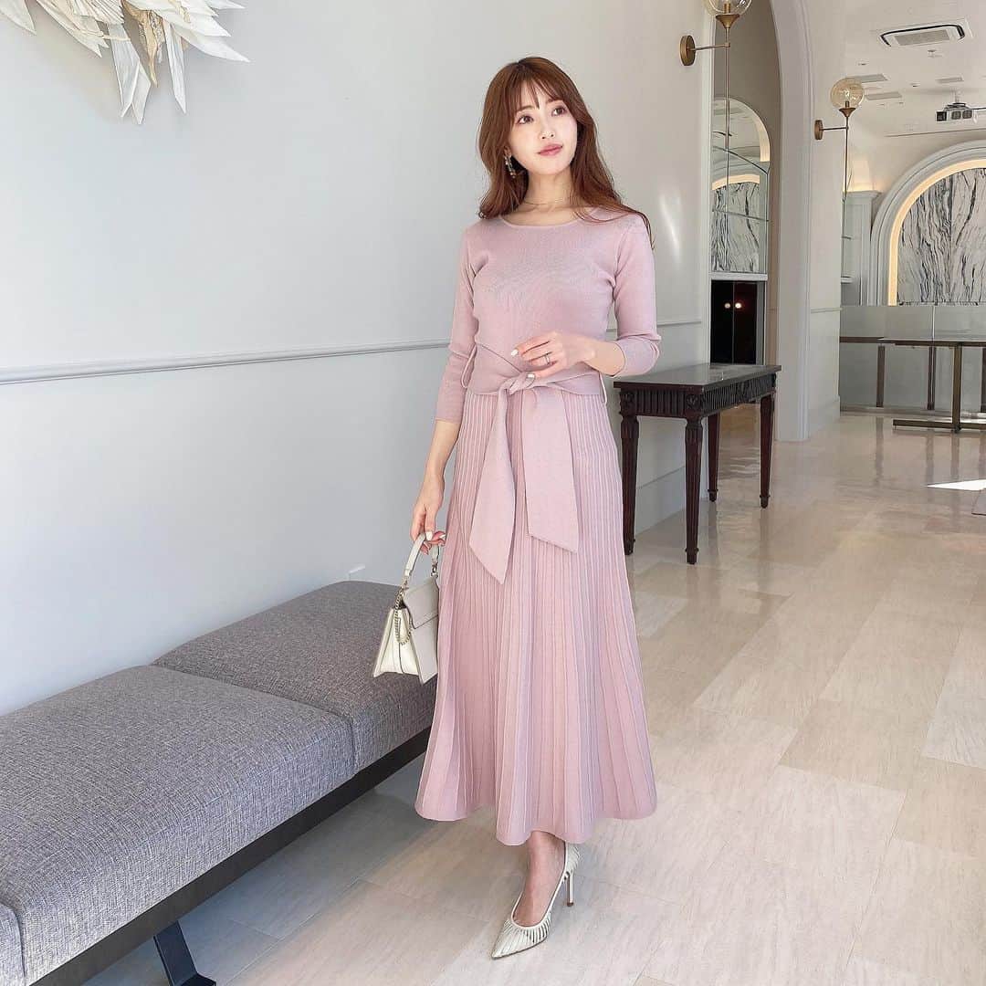 MICOAMERIのインスタグラム：「.﻿ 本日発売の新作🌸♡﻿ ﻿ 春の美シルエットニットワンピ💓﻿ ウエストきゅっと絞ってスタイルアップ♡﻿ ﻿ メリハリあって女性らしさもプラス🕊💭﻿ ﻿ ﻿ #micoameri#ミコアメリ#舟山久美子#くみっきー#ファッション#トップス#ニットトップス#春コーデ#モテニット#モテコーデ#ワンピース」