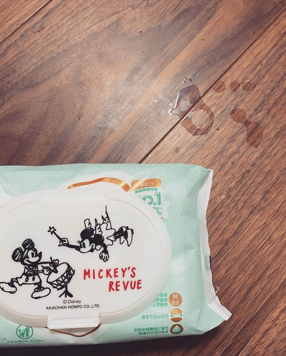 菊池梨沙さんのインスタグラム写真 - (菊池梨沙Instagram)「床に垂れたミルクが固まってしまった時、お尻拭きで拭くと簡単に取れる事が発覚しました！  あるあるなのでしょうか？」2月26日 13時45分 - risa0603kikuchi