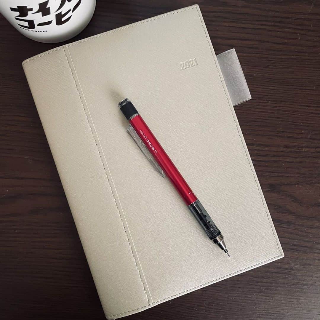 高橋書店さんのインスタグラム写真 - (高橋書店Instagram)「こんにちは、広告・広報部のYです。  私は毎年ちがう記入形式の手帳を使うことにしています。 2021年は縦軸でタイムスケジュールを書ける「バーティカルタイプ」に。  バーティカルはいつ以来だろう…と思い起こせば４年前、 16才で天国へ旅立った愛犬の介護記録。 ごはんを食べた時間とオムツ交換、体重など、 けっこうマメに書いていました。 今になって見返してみると、 いろいろと思い出して悲しい気持ちになるけれど、 あの頃の経験は、私にとって大切な宝もののような時間でした。  手帳の記録って、そのときの記憶がいっきによみがえりますよね。 皆さんはどんなときに手帳を見返しますか？  今年選んだのは、シックな装丁の新刊スティット。 がっつり仕事用なので、 たくさん書いてたくさん見返したいと思います。  #高橋書店 #手帳は高橋  #社員の日常」2月26日 13時46分 - takahashishoten_official