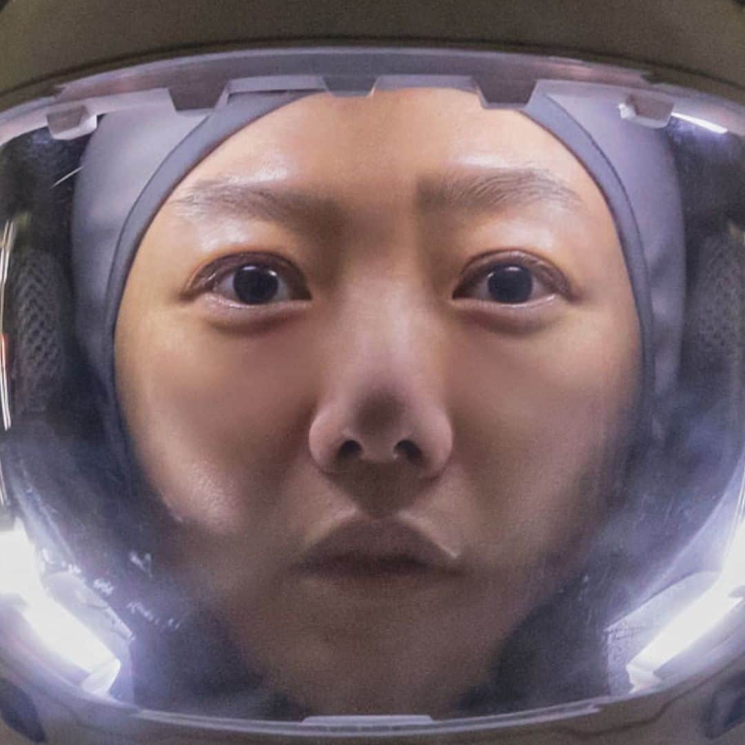 Vogue Taiwan Officialさんのインスタグラム写真 - (Vogue Taiwan OfficialInstagram)「#VogueCeleb  Netflix宣布最新原創內容，其中孔劉、裴斗娜  @doonabae 、李準主演的《寂靜的大海》備受矚目。 在《寂靜的大海》裡孔劉飾演航太局隊長，帶領太空人菁英到地球以外的地方找尋拯救人類的方法。 #孔劉 #공유 #寂靜的大海 #Netflix  🔗完整報導請點 @voguetaiwan首頁連結  #DanielKu」2月26日 13時49分 - voguetaiwan