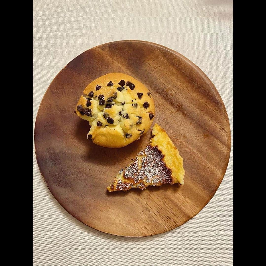 のインスタグラム：「オレオチーズケーキとチョコチップマフィンを作りました。 マフィンは米粉を使い、ナッツとドライベリーも入れたので食感が楽しく出来上がりました🧁 with @maaayaofficial 🧀  #オレオチーズケーキ #米粉マフィン」