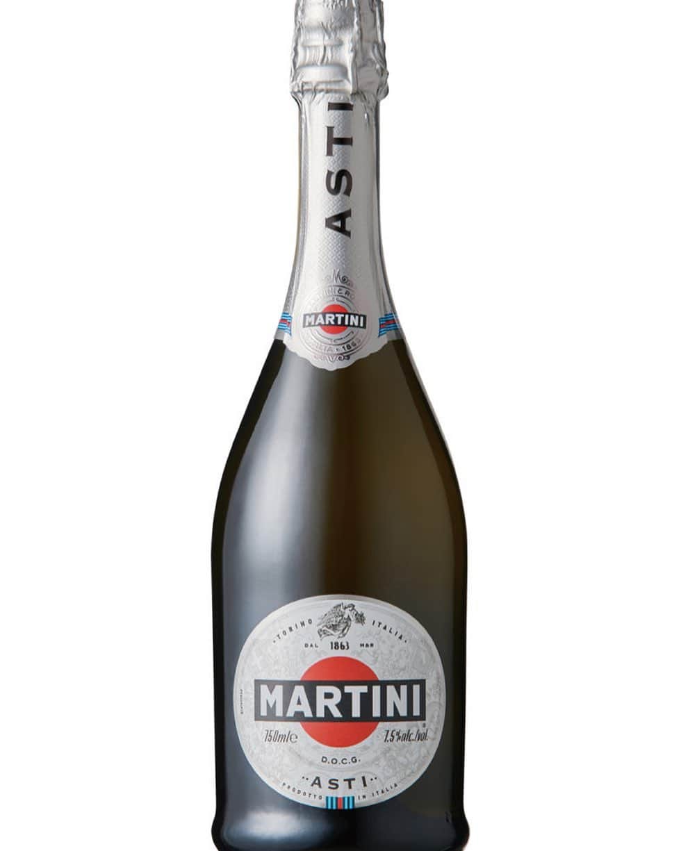 martinijapanのインスタグラム：「マルティーニアスティスプマンテはピエモンテ州で収穫されたモスカートビアンコ種を100%使用して造られるDOCG、甘口スパークリングワイン。 デザートやスイーツと、またスパイシーな料理とあわせると自然な甘みが際だちます。 #マルティーニ #martini #ほらマルティーニで笑顔に #スパークリングワイン #sparklingwine #イタリアン #イタリアワイン #アスティ #アスティスプマンテ #マルティーニアスティ #マルティーニアスティスプマンテ #martiniasti #martiniastispumante #asti #astispumante」