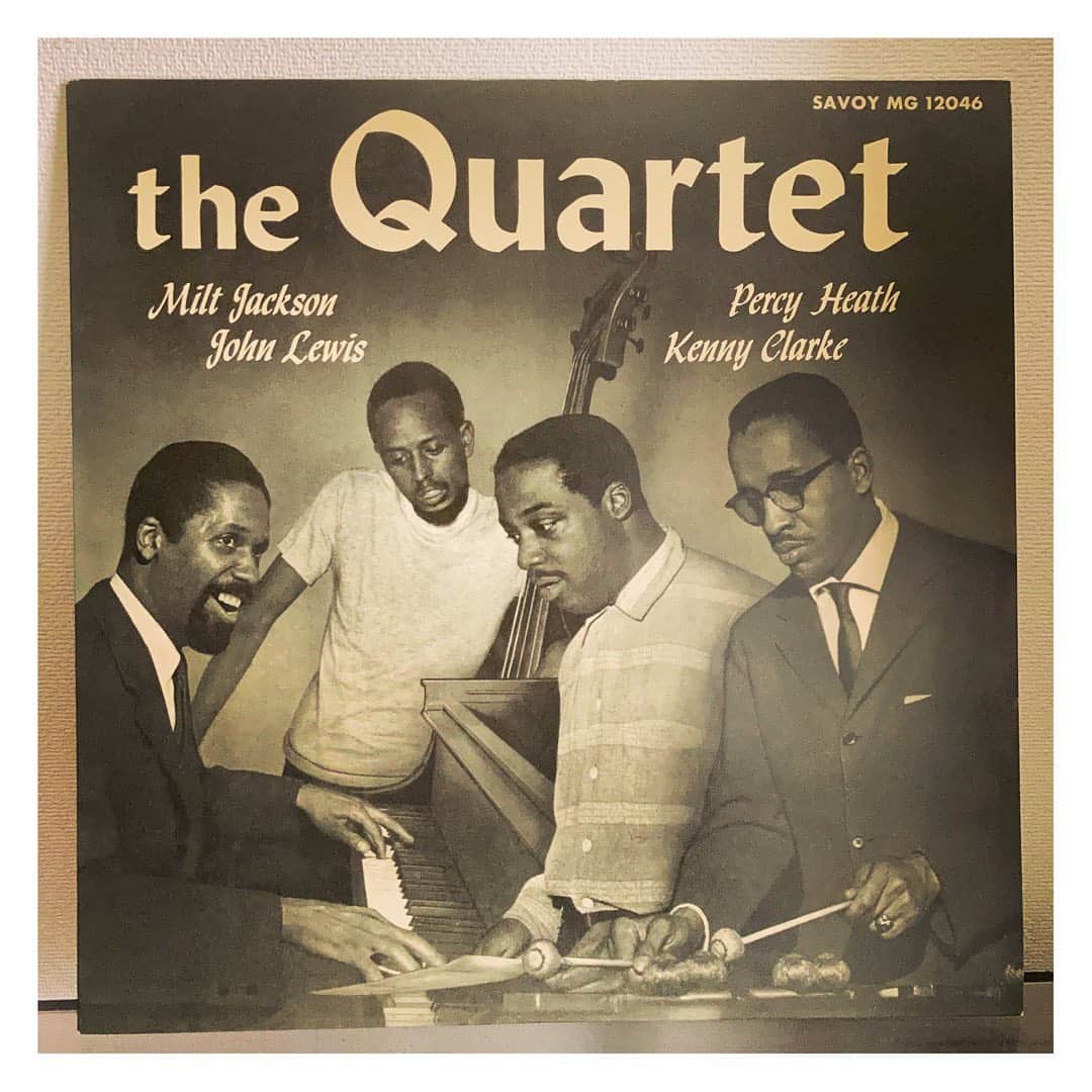 林幸治さんのインスタグラム写真 - (林幸治Instagram)「The Quartet – The Quartet  のちにmodern jazz quartetと名乗るようになるビブラフォン奏者ミルトジャクソンを中心としたカルテットの最初の盤。  ビブラフォンというのは鉄琴の一種。木琴はシロフォン、サーズデイとフライデーは木金、シブがき隊の赤い人はもっくんだ。  何を書いてるんでしょうか。この盤は91年の日本盤、リマスタリングも名匠ヴァン・ゲルダーが手がけているようだ。モノラルカートリッジ で聴くとより一層この時代の空気が伝わってくる演奏だ。  #vinyl #vinylcollection #vinyljunkie #vinylrecords #vinylcollector #vinyllover #1951 #themodernjazzquartet #miltjackson #johnlewis #percyheath #kennyclarke #raybrown #aljones #rudyvangelder #japanreissue #nowspinning」2月26日 13時52分 - tct_koji_hayashi