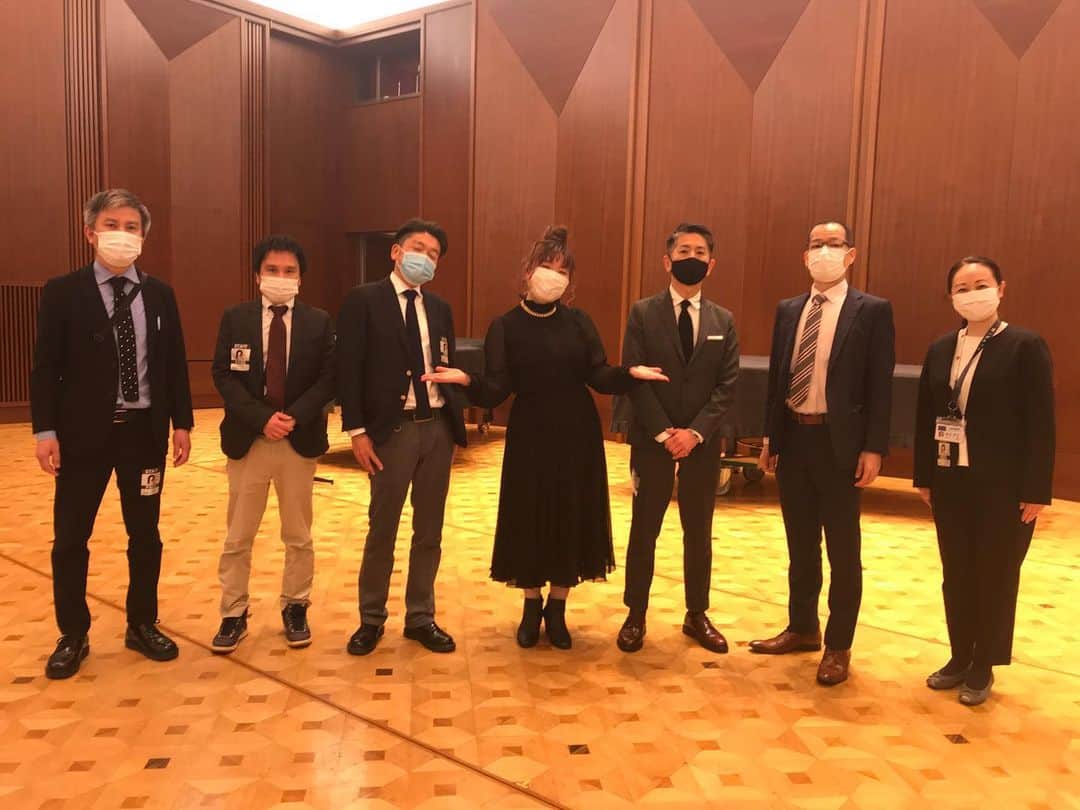 有坂美香のインスタグラム：「先日、1月から関わっていた大きなプロジェクトが無事終了しました！  2015年ゼロからの立ち上げ、約6年間に渡り携わらせて頂いたプロジェクトでした。 特に2020〜2021年はコロナ禍により例年以上に様々な変化に対応する精神力とチャレンジする姿勢を身をもって学ばさせて頂きました。 私史上、最も自分を大きく成長させてくれたプロジェクトと言っても過言ではありません。ここで出会った方々は後のライフワークとなる　#サンシャワーズ　のメンバーとなったり、#港区観光大使 の就任も含め、このプロジェクト自体が人生の中の大きな転機であり、自分が一番自分らしく居られる場所、やりたいことがはっきりと見える場所となりました。  いつも背中をして下さるTeam Pony Canyon の皆さま。。。 村多さんは、私をいつも全く新しい世界に引っ張り上げてくださり、自分を大きく成長させて下さいます。  縁の下の力持ち　佐藤真吾さん。 @shingosato33 、演奏・サポートの @pow_bass @fuji_yamaguchi  @takedatoshiki @miho_kosai  港区役所の皆様、そして ヘアメイクで入ってくれた @naokooguchi  マネジメントの 三浦佳世　 そして何よりイベントへ参加してくださった皆様。。 感謝しかありません！！  素晴らしいサポートがいつも周りにいて、本当に幸せです🌈✨🙏  有難うございました！」