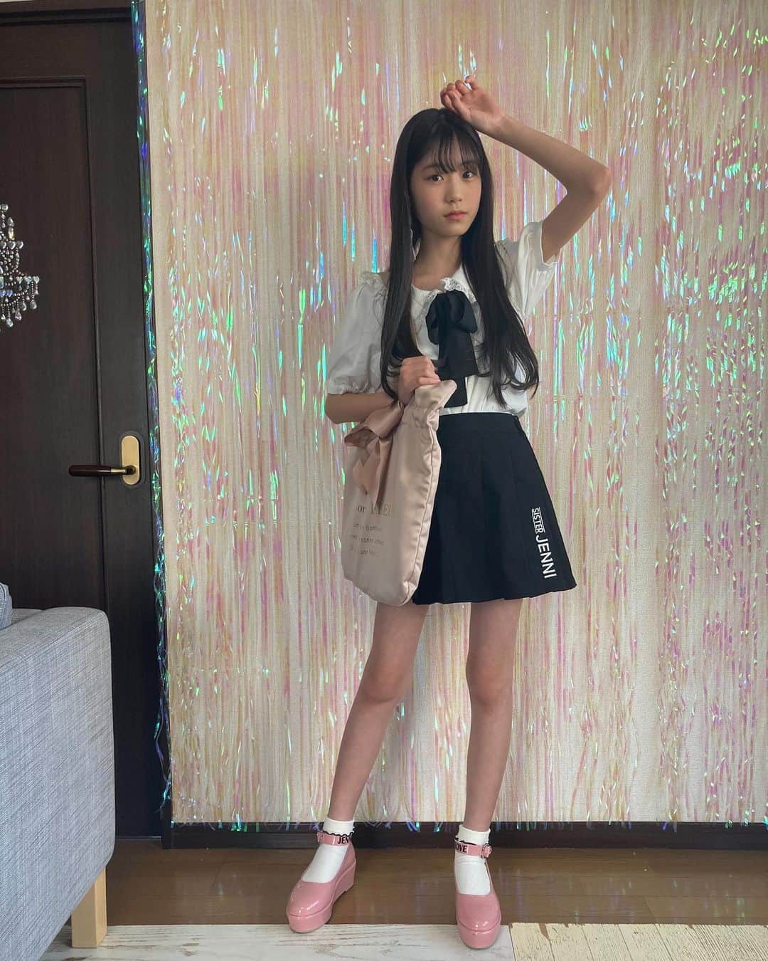 ニコ☆プチのインスタグラム：「ミアイの「元気をお届けコーデ」🎀﻿ ﻿ このブラウスが特にお気に入りなんだって✨﻿ ﻿ ﻿ ﻿ 💌ミアイからみんなへメッセージ💌﻿ コロナに負けず、笑顔で一緒に乗り切ろう！﻿ ﻿ ﻿ ﻿ #ニコプチ﻿ #濱﨑心愛﻿ #プチモの私服」