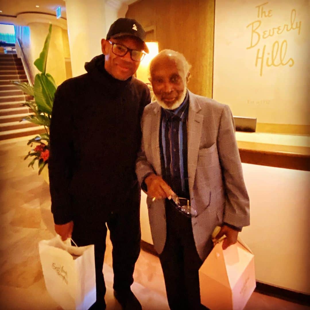 ジミー・ジャムのインスタグラム：「Words can’t explain what I feel in my heart for this man who today is celebrating 90 years on this earth. I’ll simply say that every award Terry and I have had the honor of winning we’ve mentioned 2 people. God and Clarence. I’m  happy to celebrate him everyday as there’s not a part of my life he hasn’t touched and made it better. If there are angels on earth he’s ours 👼🏽. I know you’re surrounded by your immediate family tonight but know you’re surrounded by the love of family you’ve touched either directly or indirectly and I’d venture to say that’s everybody. Enjoy your birthday WEEKEND cause you can’t possibly celebrate 90 years in one day 🎉🎂. And for those of you who want to celebrate Clarence do yourself a favor and watch “The Black Godfather” on @netflix You’ll thank me 😎. Matter of fact I think I’m gonna watch it again for the 20th time 📺. Power, Love, and blessings ✊🏾🖤🙏🏾 #clarenceavant #jacquieavant #alexavant #nicoleavant #tedserandos #theblackgodfather #netflix #happybirthday」