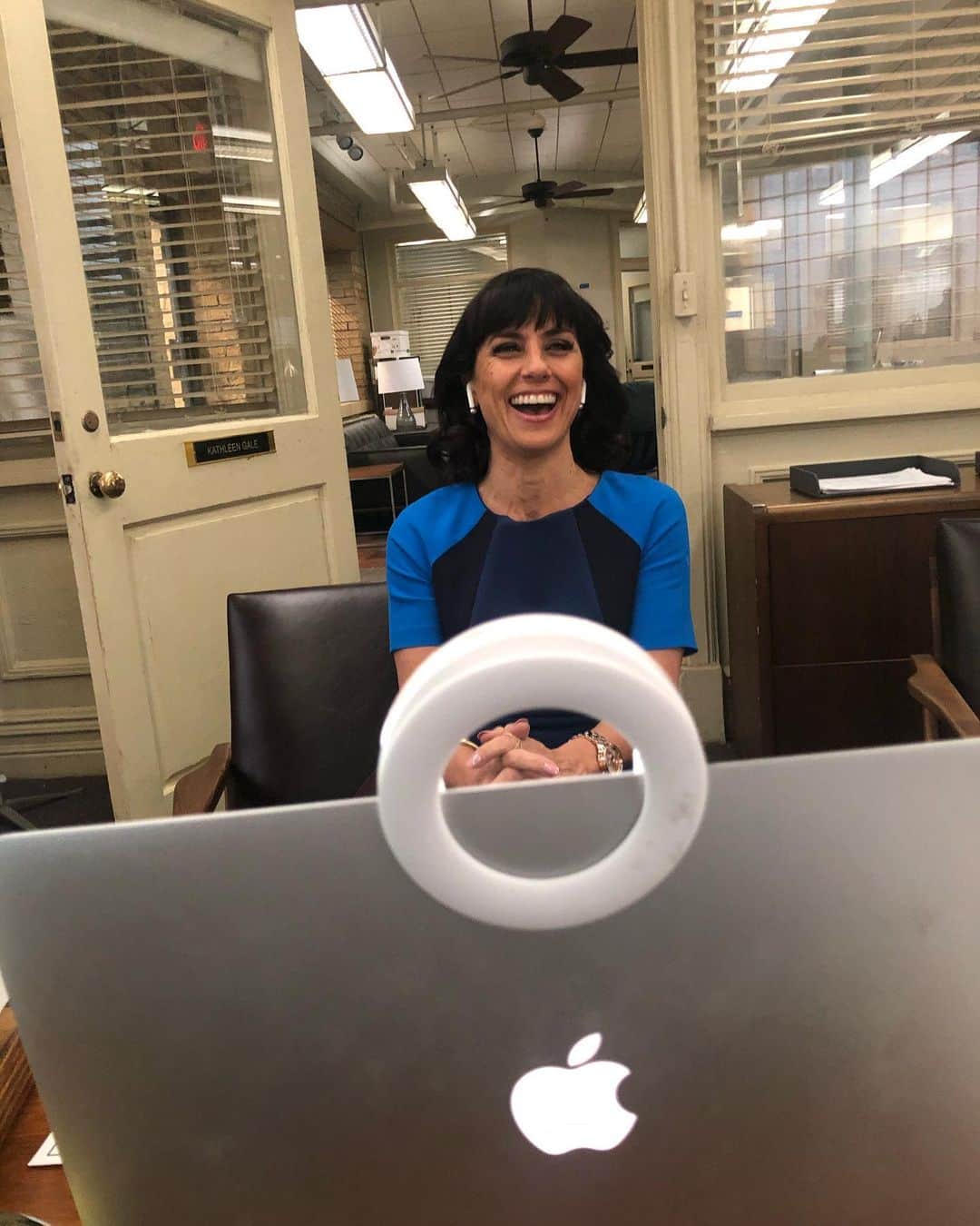 コンスタンス・ジマーのインスタグラム：「Posting tonight because it’ll be too late for tomorrow, I’m joining @livekellyandryan virtually (of course) TOMORROW AM on @abcnetwork to talk about @goodtrouble and birthdays and Palm Springs and....」