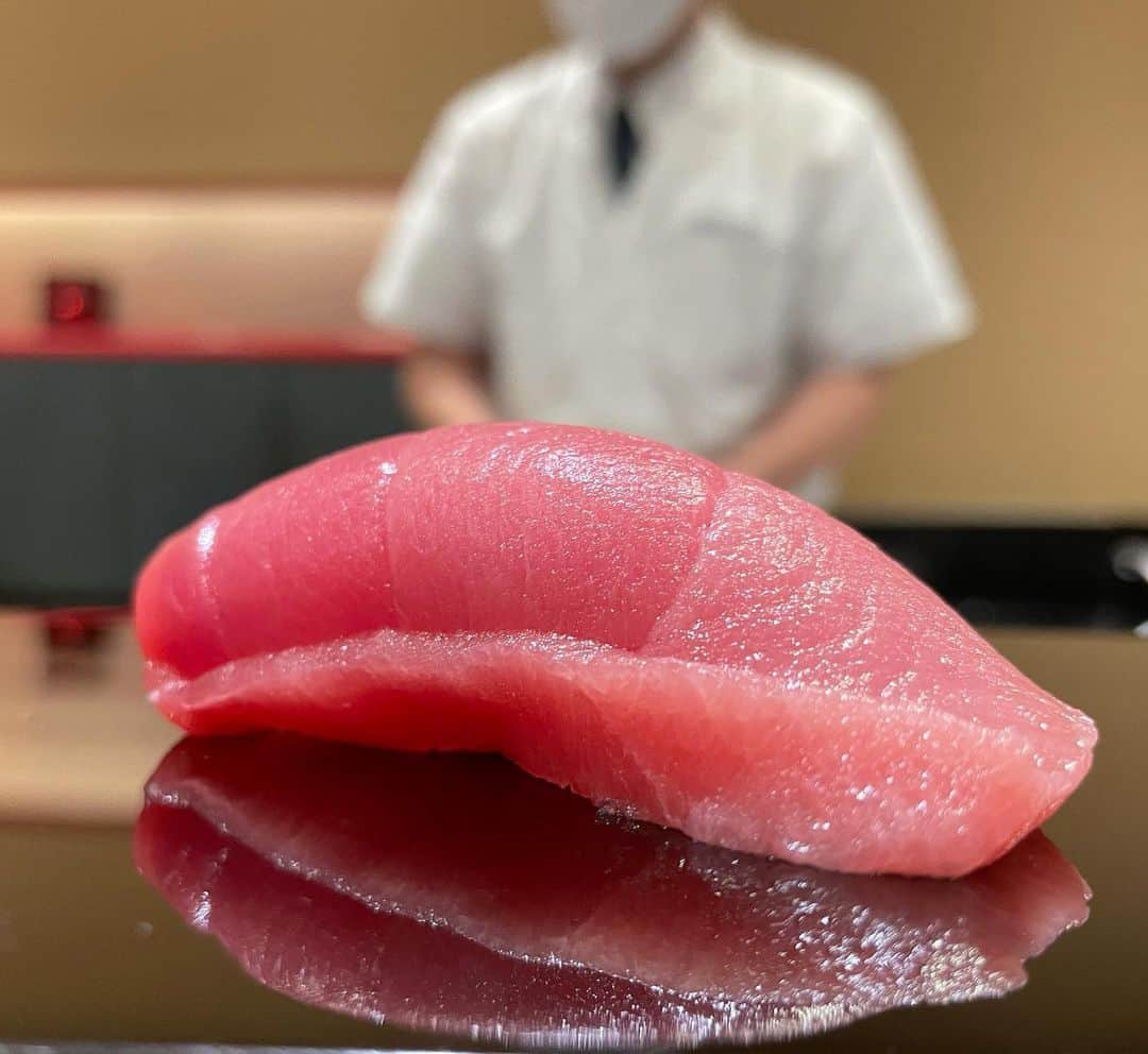 SUSHI KANDA • 寿司神田さんのインスタグラム写真 - (SUSHI KANDA • 寿司神田Instagram)「Cyu-Toro !!  The most popular part of tuna(Maguro)  今日は中トロ！  For reservation: 02.712.6639 or 099.606.0013 Or add us on Line @kandarestaurants  #sushikanda#sushi#japanesecuisine#sashimi#foodporn#aroi#aroiibkk#ginraidee#paigingun#wongnai#edtguide#bkkmenu#starvingtime#寿司神田#」2月26日 14時02分 - sushi.kanda