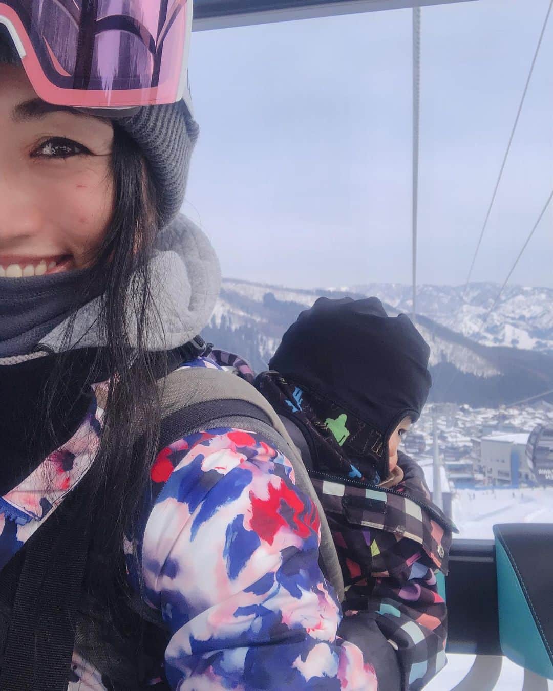 三星マナミのインスタグラム：「❄︎ ❄︎ 2月も数日となりましたね❄︎  3月はイベントシーズン🌸 天気も安定して陽気も暖かく、小さいお子様連れの方や雪山環境に慣れていない地域にお住まいの方々へはオススメしたいスノーシーズンです😊  就学児のいらっしゃるご家庭では 春休みどうしよう🤔 と悩まれる時期でもありますね🌸  *:.＊.:*:｡∞｡:*:.＊.:*:｡∞｡:*:.＊.:* 親子向けのBC体験イベントを企画しましたっ🏔🌞🌸 *:.＊.:*:｡∞｡:*:.＊.:*:｡∞｡:*:.＊.:*  3月27日土曜日❣️ 春休みの1日を、雪山で特別な1日にっ🌸  詳細はプロフィールリンクから 【春休み特別企画！親子BC！】 へアクセスお願い致します😊🙌  🌸スキーやスノーボードをお持ちで無い方もお子様とご一緒にピクニック気分でご参加可能です🌸  野沢温泉観光協会の『免疫力アップ！キャンペーン』のクーポン使えます😊  長野県民の方は『家族宿泊割』と『リフト券割引』を活用して賢くお得にプライスレスなアクティビティーにチャレンジしてみてはいかがでしょう🙌 お待ちしていますっっ💕  ※幼児教育や子どもの運動子育てにご協力ある方で、子どもはいないけど参加したいという方はお問い合わせ下さい😊  *:.＊.:*:｡∞｡:*:.＊.:*:｡∞｡:*:.＊.:* 企画連携・ご協力 @hapisnow  @nozawaski   #頑張ろうぜ野沢温泉 #春スキー #春休み #春休み特別企画 #親子で雪山 #親子でBC #信州スノーリゾート #野沢温泉スキー場 #野沢温泉観光協会 #長野県 #野沢温泉 #野沢温泉スキー場 #上野眞奈美 #信州スノーリゾートアンバサダー #オリンピアン #ママアスリート #ママ #三児のママ #コンパスハウス #compasshouse #roxy #roxyjapan #roxysnow #oakley #oakleyjapan」
