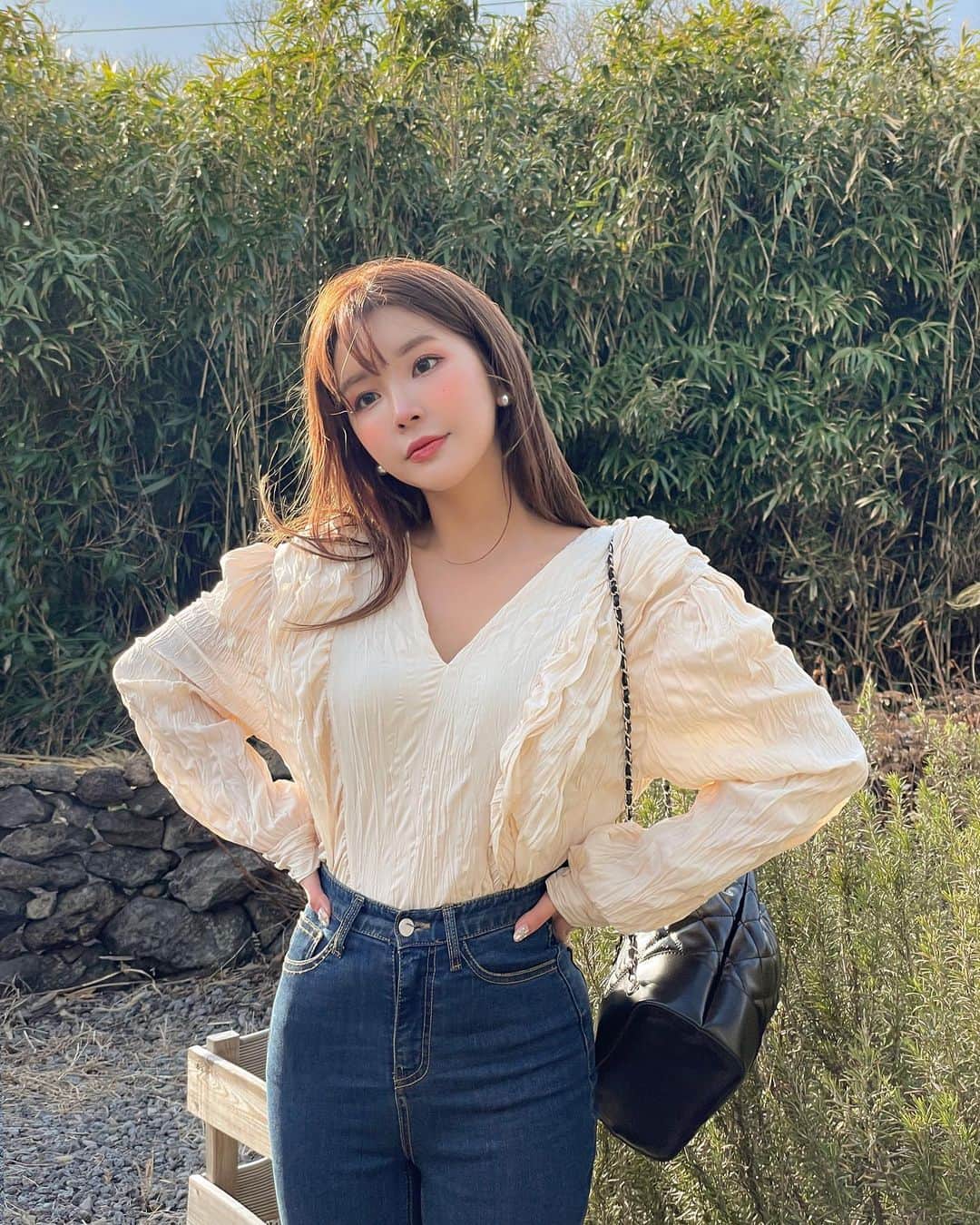 Chuuのインスタグラム：「링클 디테일과 러플로 페미닌한 느낌 준 블라우스💛 데일리한 룩과 함께하고 싶을 때는 데님과 코디✨ 조금 특별한 룩을 연출하고 싶을 때는 뷔스티에 원피스와 코디 하는 건 어때요?  #chuu#츄#chuu_in_jeju #lovely_daily_look_chuu」