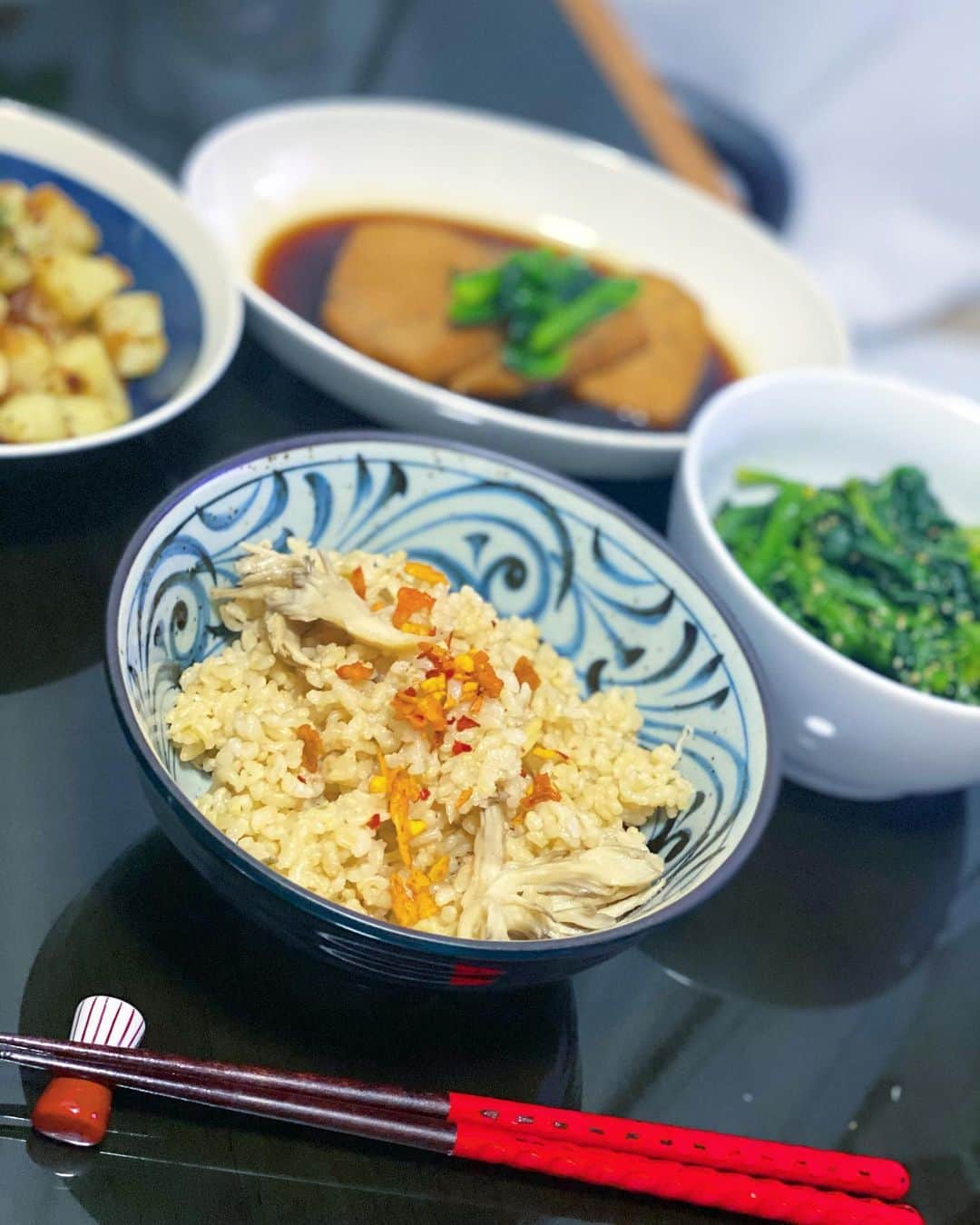 五位渕のぞみのインスタグラム：「沖縄土産の新定番になってる 【ザクザクげきから島辛旨チップス】🌺🍚😍💕 @spicechip_2020  ㅤㅤㅤㅤㅤㅤㅤㅤㅤ 炊き込みご飯にかけて頂いたよ😆🎶 ㅤㅤㅤㅤㅤㅤㅤㅤㅤ 昨日のおうちご飯メニュー🍽✨✨ ☑︎めかじきの煮付け ☑︎ほうれん草の胡麻和え ☑︎じゃがいもと塩辛炒め ☑︎生姜香る舞茸の炊き込みご飯 👆こちらにかけたよ💁🏻‍♀️ ㅤㅤㅤㅤㅤㅤㅤㅤㅤ ㅤㅤㅤㅤㅤㅤㅤㅤㅤ 💙 ザクザクげきから島辛旨チップ💙 80g ¥980 税込 https://spicechip.thebase.in ㅤㅤㅤㅤㅤㅤㅤㅤㅤ 一味や七味やラー油のように、 完成した商品にお好みの量を振りかけていただき、 旨味と辛味がプラスされる商品💡﻿ ㅤㅤㅤㅤㅤㅤㅤㅤㅤ 【原材料名】唐辛子、フライドオニオン、フライドガーリック、フライドエシャロット、アーモンド、島とうがらし、ウーシャンスパイス、ブラックペッパー、山椒、クミン ㅤㅤㅤㅤㅤㅤㅤㅤㅤ 【栄養成分表示】1袋（80ｇ）当たり エネルギー：384kcal タンパク質：10.2ｇ 脂質：19.9ｇ 炭水化物：41.1ｇ 食塩相当量：0.93ｇ  辛いのが苦手な方は 「ザクザクうまから島辛旨チップ」もあるよ✨ ㅤㅤㅤㅤㅤㅤㅤㅤㅤ 唐揚げやフライドチキン、牛丼、チャーハン、 卵かけごはん、ラーメン、ペペロンチーノ、 炒め物、そうめんの麺つゆ、冷奴、ポテトサラダなど合うんだとか😊🍒 ㅤㅤㅤㅤㅤㅤㅤㅤㅤ にんにくの風味も効いてるし、 ほどよく辛くて美味しい😍💕ㅤㅤㅤ ㅤㅤㅤㅤㅤㅤㅤㅤㅤ ㅤㅤㅤㅤㅤㅤㅤㅤㅤ ㅤㅤㅤㅤㅤㅤㅤㅤㅤ ㅤㅤㅤㅤㅤㅤㅤㅤㅤ ㅤㅤㅤㅤㅤㅤㅤㅤㅤ ㅤㅤㅤㅤㅤㅤㅤㅤㅤ ㅤㅤㅤㅤㅤㅤㅤㅤㅤ #島辛旨チップ #ザクザクげきから島辛旨チップ #ザクザクうまから島辛旨チップ #島辛旨 #スパイスチップ #沖縄土産 #激辛 #島とうがらし #pr #トリドリベース #激辛グルメ #激辛ラーメン #激辛チャレンジ #激辛 #激辛女子 #激辛好き #激辛好きさんと繋がりたい #love #mst #インスタグラマー  #インフルエンサー」