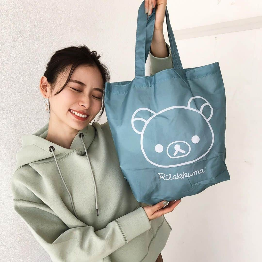 steady.さんのインスタグラム写真 - (steady.Instagram)「steady.３月号の付録のひとつを朝日奈央ちゃんが持ってくれたよー🥰🥰🥰 リラックマの顔のが大きい😆😆😆😆😆  👉のポーズもLOVEいぜ❤️  #steady #ステディ #雑誌ステディ #雑誌steady #steady付録 #ステディ付録 #リラックマ #fashion #magazine #rilakkuma  #朝日奈央 #2個セット #もう一つあるよ」2月26日 14時10分 - steady_tkj