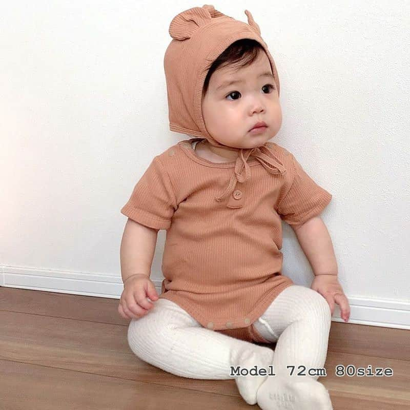 かわいいベビー服・子供服Babychuさんのインスタグラム写真 - (かわいいベビー服・子供服BabychuInstagram)「【キャラメルブラウン最終入荷❣️耳つきボンネット＆リブボディ🐻🌟】 . 新作はやくも大好評👑 耳付きボンネットがめっちゃかわいい🐻💕ギフトにもおすすめなリブボディ＆ボンネットセット🎁✨ . 🧸＜2点セット＞耳つきボンネット＆リブボディ カラー：キャラメルブラウン/アイボリー/グリーンアッシュ サイズ：70/80 プライス：2,700円+tax . 春夏コーデに大活躍のベーシックなリブボディは首元のボタンがアクセント☺️かわいいお耳付きのボンネットと合わせれば可愛さ倍増です🥰❣️コーデの幅広がるうれしいSETアイテム😘👏👏 . さぁ、争奪戦です！ 売りきれちゃう前に、GETしてね💛 . プロフィール欄のURLから、べびちゅHPへGO💨 . . 🌈今なら❣️べびちゅのキャンペーンいっぱいでさらにおトク♪ . ①春の新作キャンペーン第２弾開催中🎉 . 会員さま、新作アイテムGETにはクーポン使ってね😚 . 👛５％OFFクーポン 「春の新作キャンペーン」のアイコンがついたアイテムを含む、3,000円（税抜）以上のお買い物で利用可★ . コードの入力は不要🙋‍♀️ 購入時、クーポン選択欄で「会員様限定☆春の新作キャンペーン」のクーポンを選択してね💕 . クーポン期限は、2月28日（日）23:29まで‼️ . 期間中、何度でも利用OK👍 . 春の新作アイテムを💖おトクにGETできるチャンスはコレしかない🙋‍♀️ . 今から会員になってくれる方も大歓迎👏 . ぜひぜひ、キャンペーン中に😚 お買い物を楽しんでね❤️ . . ②本日限定❣️親子おそろい服がポイント１０倍🎊 . ⏰2月26（金）23:59まで！ 会員さま、今すぐログインしてお買い物😘 . 💡会員様だけのお得なキャンペーンです。商品代金の１０％をポイントでもらえます💡 . 今回貯めたポイントを使えば、これからまだまだ登場する新作アイテムがおトクにGETできちゃう😍 . 最新アイテムをおトクにGETする裏ワザです✌ . まだ会員でない方は先に登録してね！30秒もかからないよ👍 . カートに入れてるアイテムはありませんか～❓ 欲しいもの、ぜーんぶ一緒にGETしちゃお🧚‍♀️✨ . . 紹介アイテム品番：LS-3119501 . #ボンネット　 #リブボディ #くま耳 #ロンパース #newarrivals #新作 #春の新作 #べびちゅ #babychu #ig_kidsphoto #ig_babyphoto #かわいい #子供服 #ベビー服 #親バカ部 #女の子#男の子 #娘 #息子 #赤ちゃん #ベビーコーデ #キッズコーデ #ベビーファッション #キッズファッション #出産祝い #baby #babychujp #stayhome #おうち時間 #べびちゅstylingcollection」2月26日 14時11分 - babychu2014