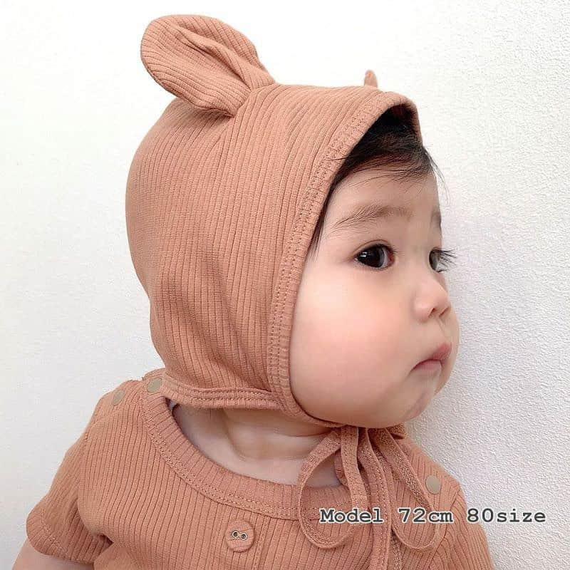 かわいいベビー服・子供服Babychuさんのインスタグラム写真 - (かわいいベビー服・子供服BabychuInstagram)「【キャラメルブラウン最終入荷❣️耳つきボンネット＆リブボディ🐻🌟】 . 新作はやくも大好評👑 耳付きボンネットがめっちゃかわいい🐻💕ギフトにもおすすめなリブボディ＆ボンネットセット🎁✨ . 🧸＜2点セット＞耳つきボンネット＆リブボディ カラー：キャラメルブラウン/アイボリー/グリーンアッシュ サイズ：70/80 プライス：2,700円+tax . 春夏コーデに大活躍のベーシックなリブボディは首元のボタンがアクセント☺️かわいいお耳付きのボンネットと合わせれば可愛さ倍増です🥰❣️コーデの幅広がるうれしいSETアイテム😘👏👏 . さぁ、争奪戦です！ 売りきれちゃう前に、GETしてね💛 . プロフィール欄のURLから、べびちゅHPへGO💨 . . 🌈今なら❣️べびちゅのキャンペーンいっぱいでさらにおトク♪ . ①春の新作キャンペーン第２弾開催中🎉 . 会員さま、新作アイテムGETにはクーポン使ってね😚 . 👛５％OFFクーポン 「春の新作キャンペーン」のアイコンがついたアイテムを含む、3,000円（税抜）以上のお買い物で利用可★ . コードの入力は不要🙋‍♀️ 購入時、クーポン選択欄で「会員様限定☆春の新作キャンペーン」のクーポンを選択してね💕 . クーポン期限は、2月28日（日）23:29まで‼️ . 期間中、何度でも利用OK👍 . 春の新作アイテムを💖おトクにGETできるチャンスはコレしかない🙋‍♀️ . 今から会員になってくれる方も大歓迎👏 . ぜひぜひ、キャンペーン中に😚 お買い物を楽しんでね❤️ . . ②本日限定❣️親子おそろい服がポイント１０倍🎊 . ⏰2月26（金）23:59まで！ 会員さま、今すぐログインしてお買い物😘 . 💡会員様だけのお得なキャンペーンです。商品代金の１０％をポイントでもらえます💡 . 今回貯めたポイントを使えば、これからまだまだ登場する新作アイテムがおトクにGETできちゃう😍 . 最新アイテムをおトクにGETする裏ワザです✌ . まだ会員でない方は先に登録してね！30秒もかからないよ👍 . カートに入れてるアイテムはありませんか～❓ 欲しいもの、ぜーんぶ一緒にGETしちゃお🧚‍♀️✨ . . 紹介アイテム品番：LS-3119501 . #ボンネット　 #リブボディ #くま耳 #ロンパース #newarrivals #新作 #春の新作 #べびちゅ #babychu #ig_kidsphoto #ig_babyphoto #かわいい #子供服 #ベビー服 #親バカ部 #女の子#男の子 #娘 #息子 #赤ちゃん #ベビーコーデ #キッズコーデ #ベビーファッション #キッズファッション #出産祝い #baby #babychujp #stayhome #おうち時間 #べびちゅstylingcollection」2月26日 14時11分 - babychu2014