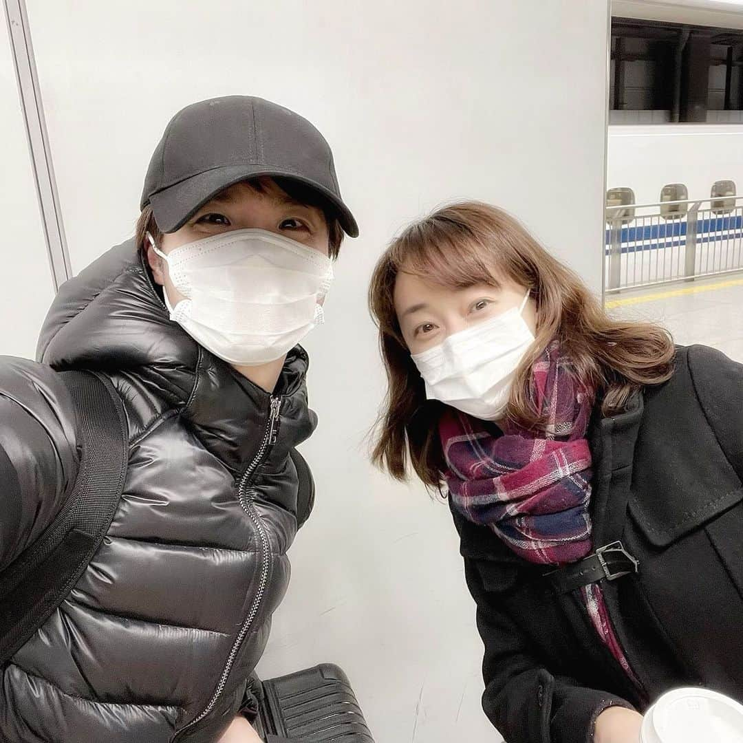 花總まりさんのインスタグラム写真 - (花總まりInstagram)「いざ大阪へ🚄 万里生くんアクセルと偶然にも一緒に😊 これでマリーは道中安心だわ☺️ #田代万里生  くん」2月26日 14時14分 - hanafusamari_official