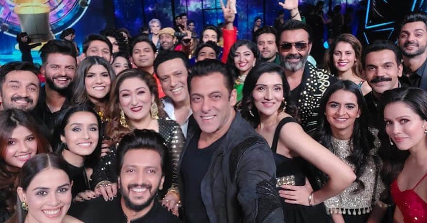 サルマン・カーンさんのインスタグラム写真 - (サルマン・カーンInstagram)「Yahan toh ek selfie banti hai. The world's biggest music league is here! Chal MEGA SELFIE lele re. 🤳  Watch the opening ceremony of the #IndianProMusicLeague, Tonight, 8 PM on @ZeeTV  #IPMLonZeeTV #MusicUnchaRaheHamara #IPMLOpeningCeremony #zeetv @zee5 @ipml_official @zeestudiosofficial」2月26日 14時16分 - beingsalmankhan