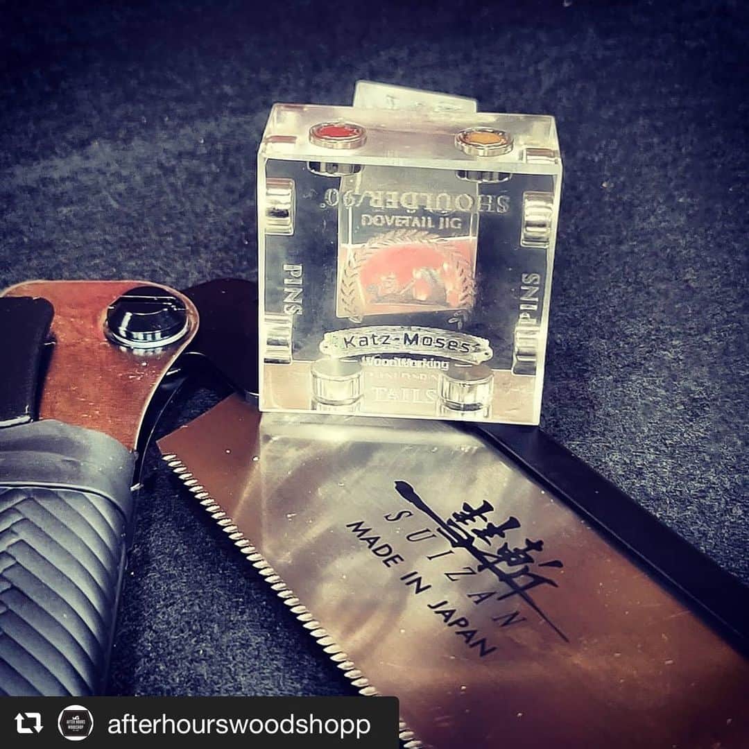 SUIZAN JAPANのインスタグラム：「Thank you for choosing our saws! That's great to try new things👍﻿ ﻿ #repost📸 @afterhourswoodshopp﻿ My #tooltuesday goes out to my new @jkatzmoses dovetail jig and @suizan_japan dovetail saw. I set a goal to begin learning and experimenting with more traditional woodworking methods, and dovetails is where I decided to start. Excited to jump in. 👍🏼﻿ .﻿ .﻿ #afterhourswoodshopp #garageshop #igwoodworkingcommunity #woodworking #woodworkersofinstagram #dovetail #dovetails #handtools #handtoolwoodworking #newtools #newtooltuesday #newtools #woodworkers﻿ ﻿ #suizan #suizanjapan #japanesesaw #japanesesaws #japanesetool #japanesetools #craftsman #craftsmanship #handsaw #pullsaw #dozuki #woodworkingtools #japanesestyle #japanlife」