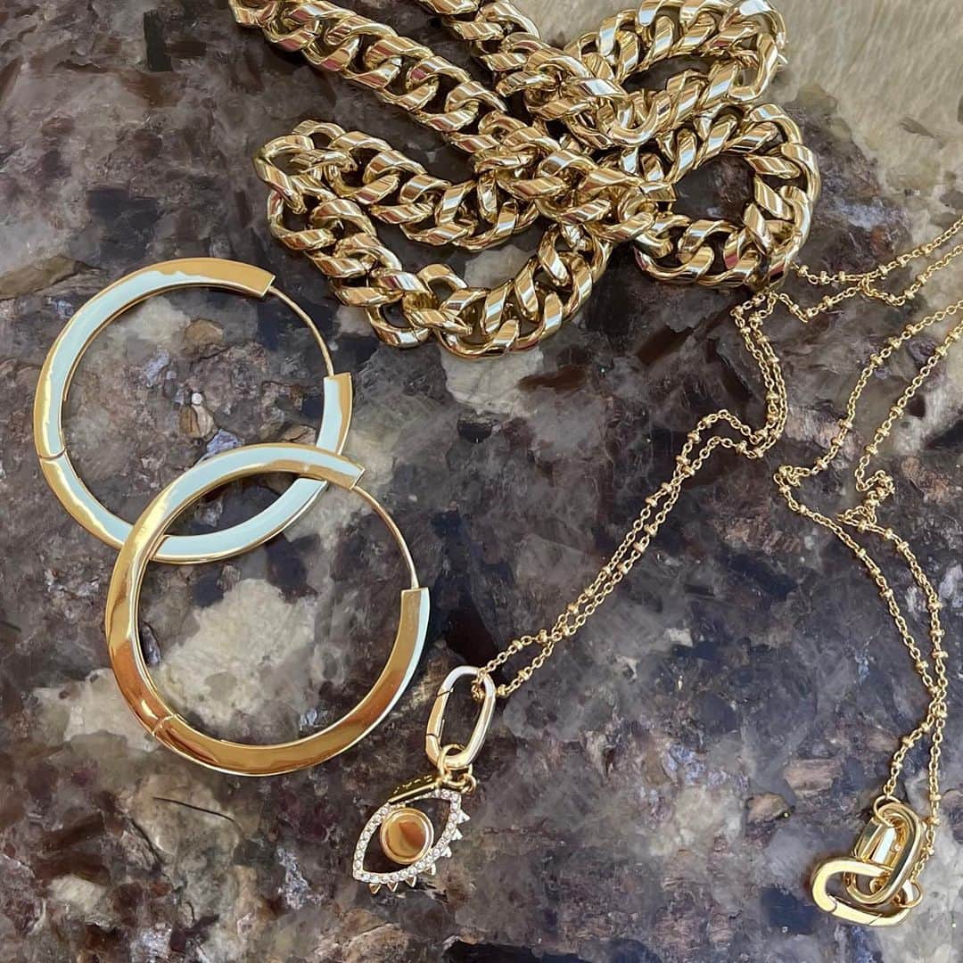 quayaustraliaさんのインスタグラム写真 - (quayaustraliaInstagram)「The quays to your jewelry collection 🗝😉 Layer your necklaces and add some charms with our new jewelry✨collection—while you're at it don't forget some hoops ⚡️Did we mention you get 20% off when you purchase 2 or more pieces? Yeah, we got it like that—use code LUCKY20 😘  #FINDYOURQUAYS」2月26日 14時24分 - quayaustralia