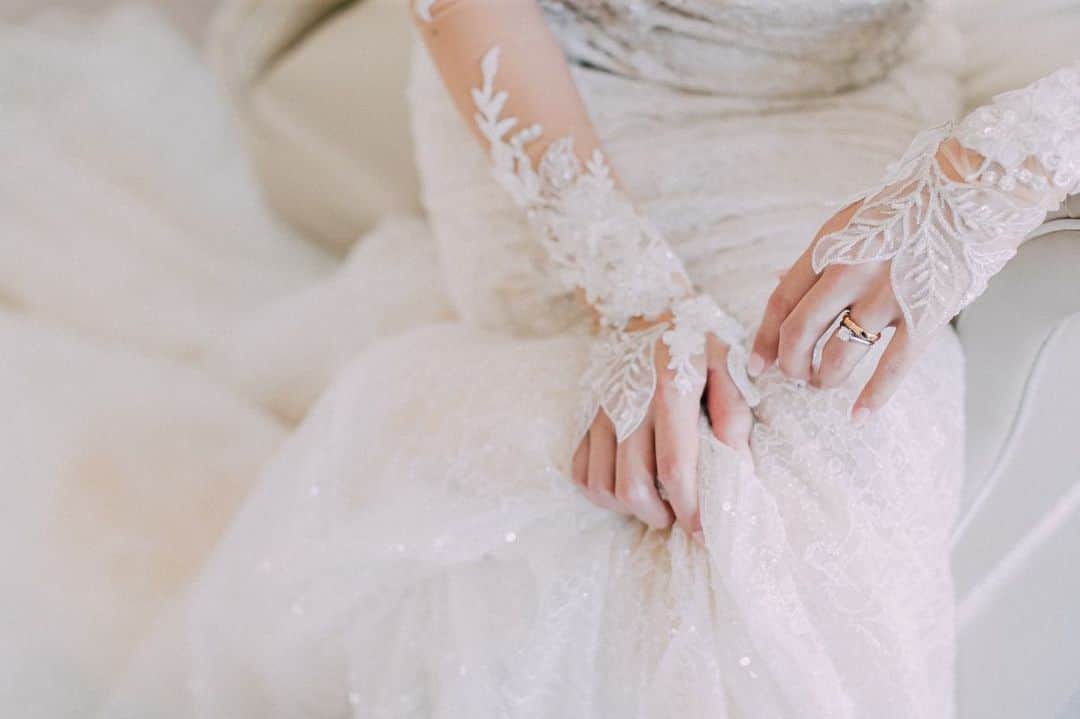 Magnolia Whiteのインスタグラム：「@nsymy_wedding 様より、素敵なお写真が届きましたのでご紹介させていただきます🕊  @ritzcarlton.osaka での﻿挙式でGalia Lahavのドレスをお召しいただきました。 ﻿ Dress﻿. @galialahav Nissa Hairmake. @_hm.wd_   #galialahav #ガリアラハヴ   #magnoliawhite #weddingdress #weddinggown #bridalgown #hawaiiwedding #hawaiibride #マグノリアホワイト #ウエディングドレス #インポートドレス #オーダードレス #ドレス試着 #ドレス選び #海外ウエディング #ホテル婚 #ホテル挙式 #フォトウェディング」