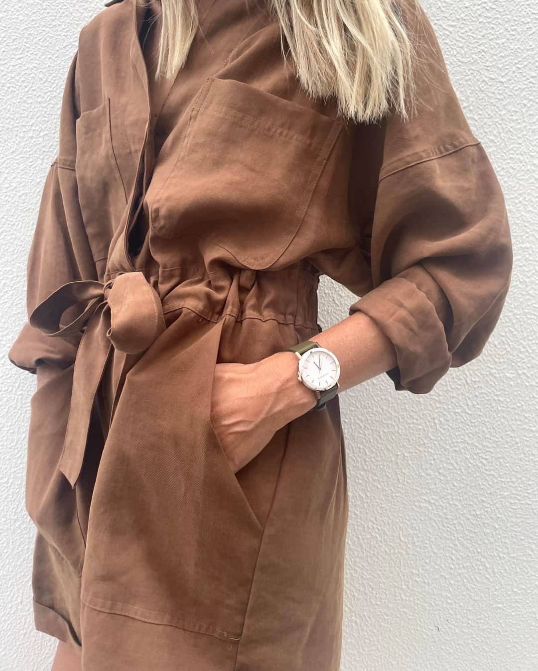 The Horseさんのインスタグラム写真 - (The HorseInstagram)「Our New Mini Resin watch featuring a blonde tortoise shell case, white dial with rose gold indices and a soft, olive leather strap. Via @tahliashae #thehorse #theminiresin」2月26日 14時45分 - the_horse