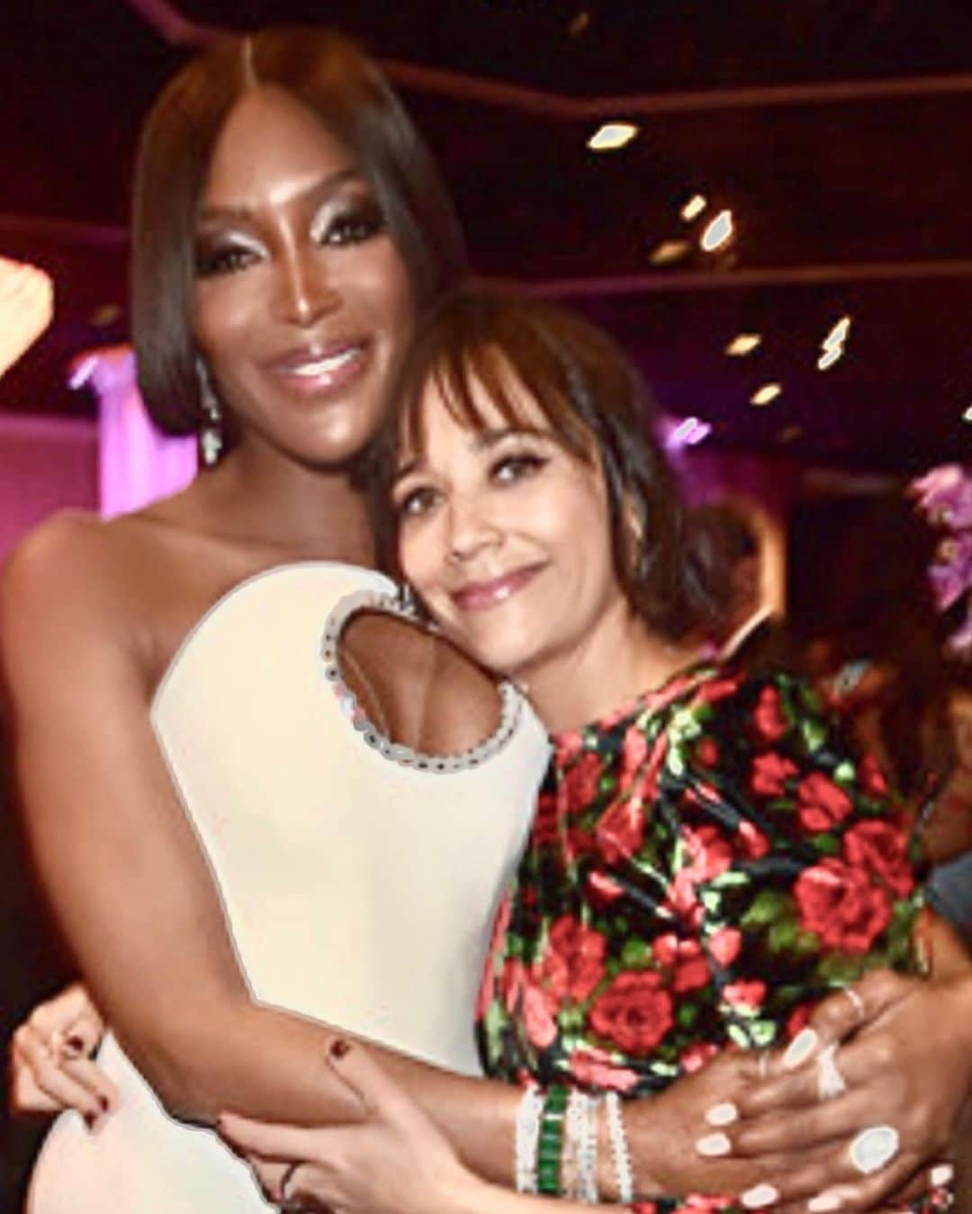 ナオミ・キャンベルさんのインスタグラム写真 - (ナオミ・キャンベルInstagram)「HAPPY BIRTHDAY CUZ !!! @rashidajones MOTHER , DAUGHTER,  WIFE ,  SISTER. . WRITER , SMART AS A WHIP.  WITTY ,COMPASSIONATE. BEST SENSE OF HUMOR AND YOU CAN DANCE !! WISHING YOU EVERY BLESSING ON THIS BORN  DAY ! I LOVE YOU VERY MUCH CUZ !! ALWAYS  #FAMILY ❤️🎂❤️🎂❤️🎂❤️」2月26日 14時45分 - naomi