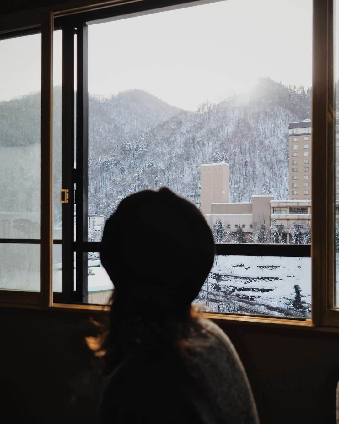 櫻井千尋のインスタグラム：「✮  Spot ✈︎ Sapporo,Hokkaido.  SAPPOROアートキャンプの次の日、 お宿の部屋から見える雪景色が 綺麗だったから定山渓温泉街を 朝からのんびり @yuco_ushi と散策❄️  人生で初めての雪景色に はしゃぎまくってハイになってた！笑  お宿から徒歩5分圏内の場所に、 無料で足湯できる場所があったり、 33体の観音像があるパワースポットで有名な 岩戸観音堂があったり、 お土産に持って帰りたくなるような  @sakanouenomonaka がというお店があったり 見どころが たくさん＼(^o^)／ ( 4枚目はスナックのフォントがかわいくて、つい📸笑 )  ランチは " 坂の上の最中 " の系列店  " 雨ノ日と雪ノ日 " で頂きました🍕  ピザとジェラートのお店なんだけど、 贅沢サラダピザと和風ピザがおいしくて ホールで食べれる勢い🤤  ジェラートもオリジナルのフレーバーが多くて ガラスケースの前でずっと悩んでた。笑  胃袋がもう一つあれば…と思うほど おいしくて満足したランチでした✶⋆  #sapporoアートキャンプ #札幌市 #札幌芸術の森 #定山渓温泉  #定山渓温泉街 #japanairlines #リモ旅北海道 ＃花もみじ #雨の日と雪の日 #旅エチケット #japan #pr」