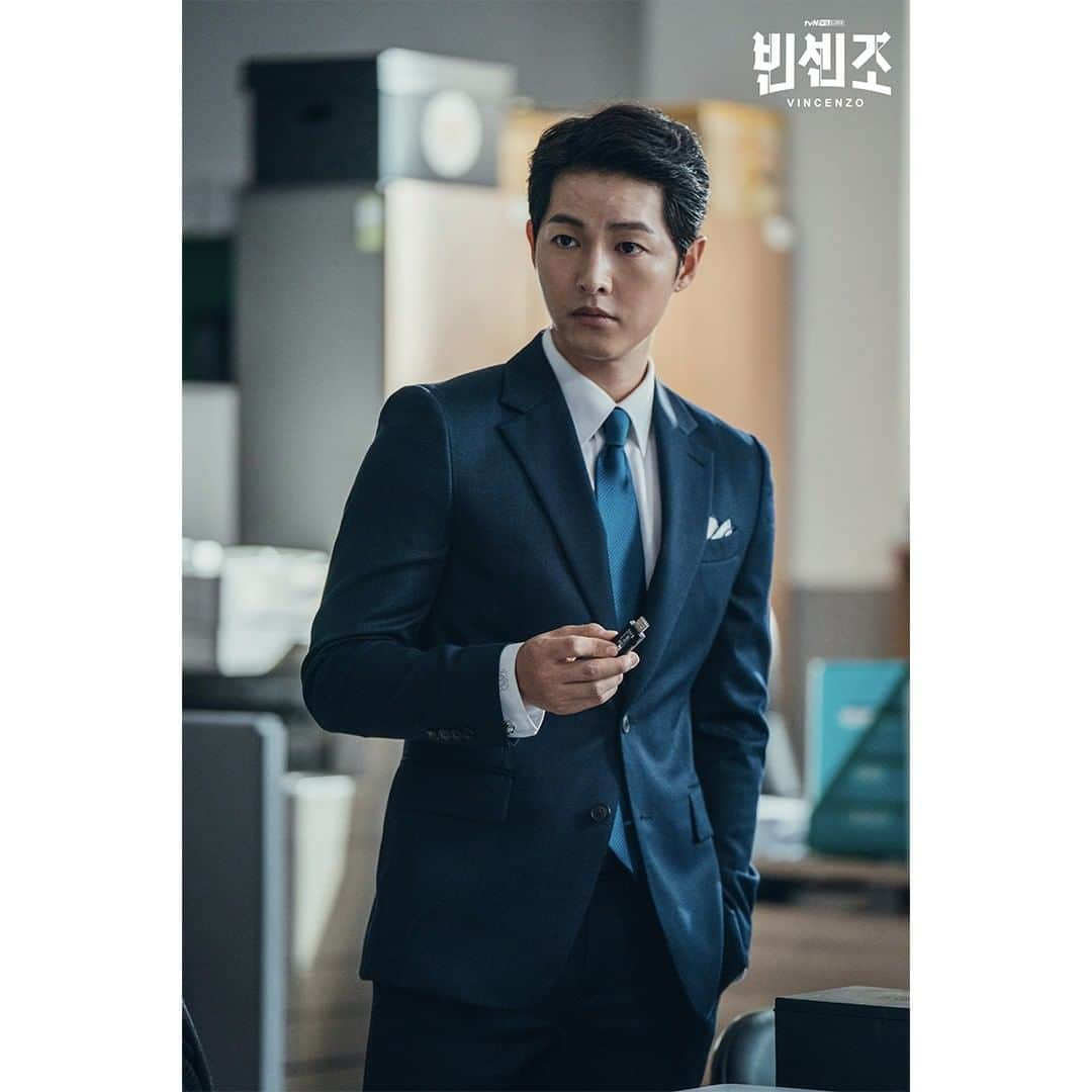 tvN DRAMA【韓国】さんのインスタグラム写真 - (tvN DRAMA【韓国】Instagram)「🚨경찰서에서 만난 빈X홍X장🚨 차영과 준우를 망치러온 구원자, 빈센조!?  매주 [토일] 밤 9시 tvN 첫방송  #빈센조 #tvN #토일드라마 #송중기 #전여빈 #옥택연 #유재명 #김여진 #곽동연 #조한철」2月26日 14時59分 - tvn_drama