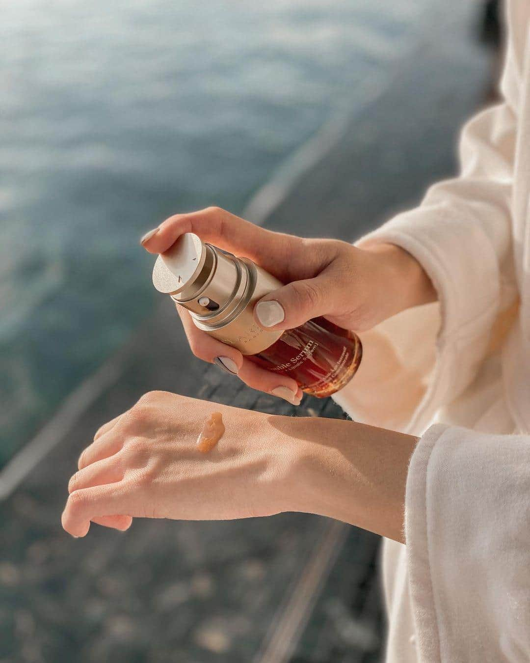 Clarins Australiaさんのインスタグラム写真 - (Clarins AustraliaInstagram)「Our Friday Favourite #DoubleSerum is perfect to mix with your foundation, if you feel your face needs a little extra glow for tonight's plans - mix now, thank us later ;) ⁣ 💛✨⁣ ⁣ Want to learn how to mix your Double Serum with your foundation? Head over to our IGTV for a step by step tutorial with our Head of Make Up Artistry, Anne!📺⁣ ⁣ #ClarinsAus #ClarinsSkincare #Clarins #Serum #Antiageing #Mixology⁣ ⁣ Regram @skeatravelife」2月26日 15時00分 - clarinsanz