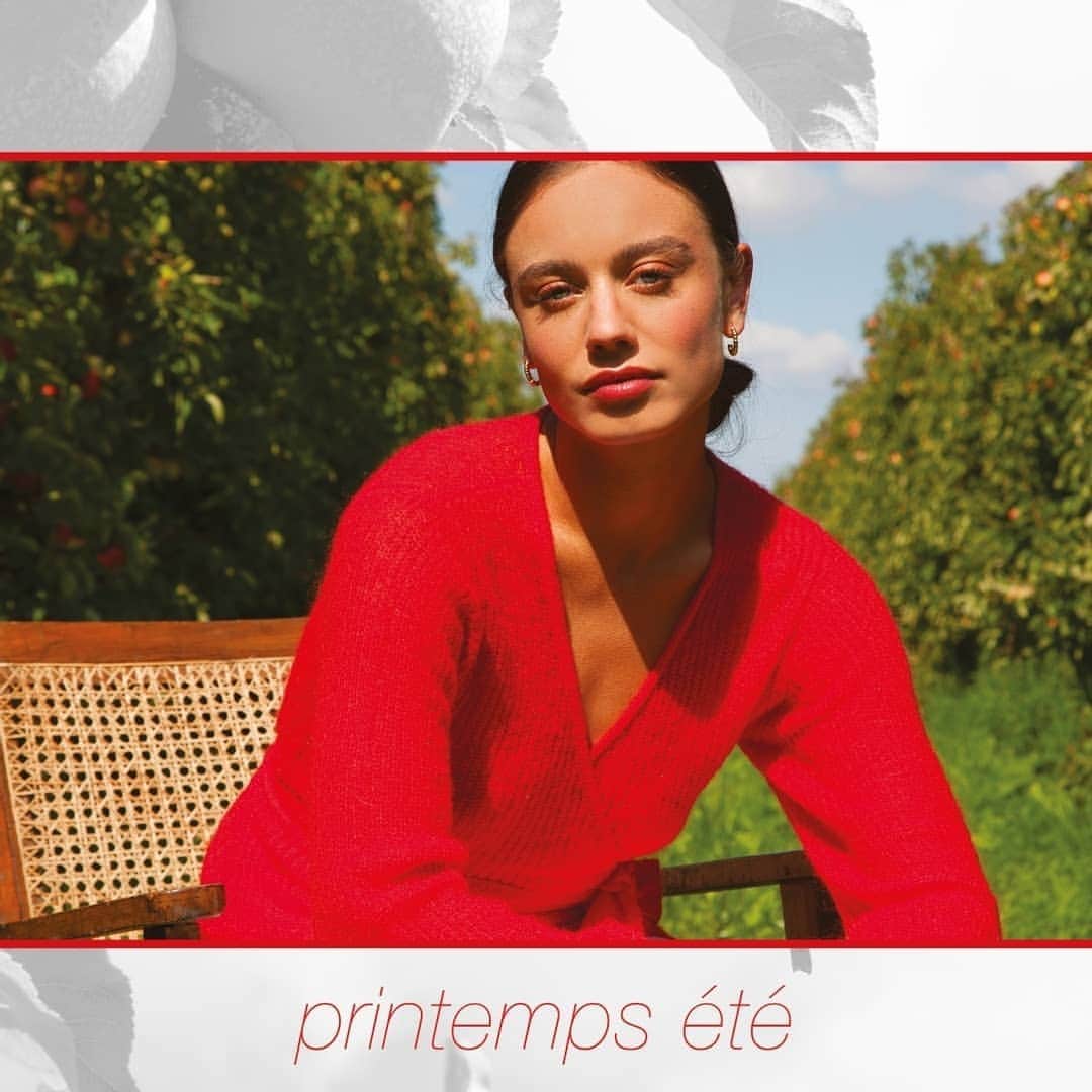 ベンシモンのインスタグラム：「Elle arrive ! ☀️🌿🌸 Toujours plus colorée, notre collection printemps été arrive sur le site et dans nos boutiques ! ​Chemisiers légers, robes fluides aux imprimés vitaminés, tennis à collectionner... On s'imagine déjà les pieds dans le sable...  ​Restez connectées ❣️ ​#summer #bensimon #nouvellecollection #été #printemps #spring」