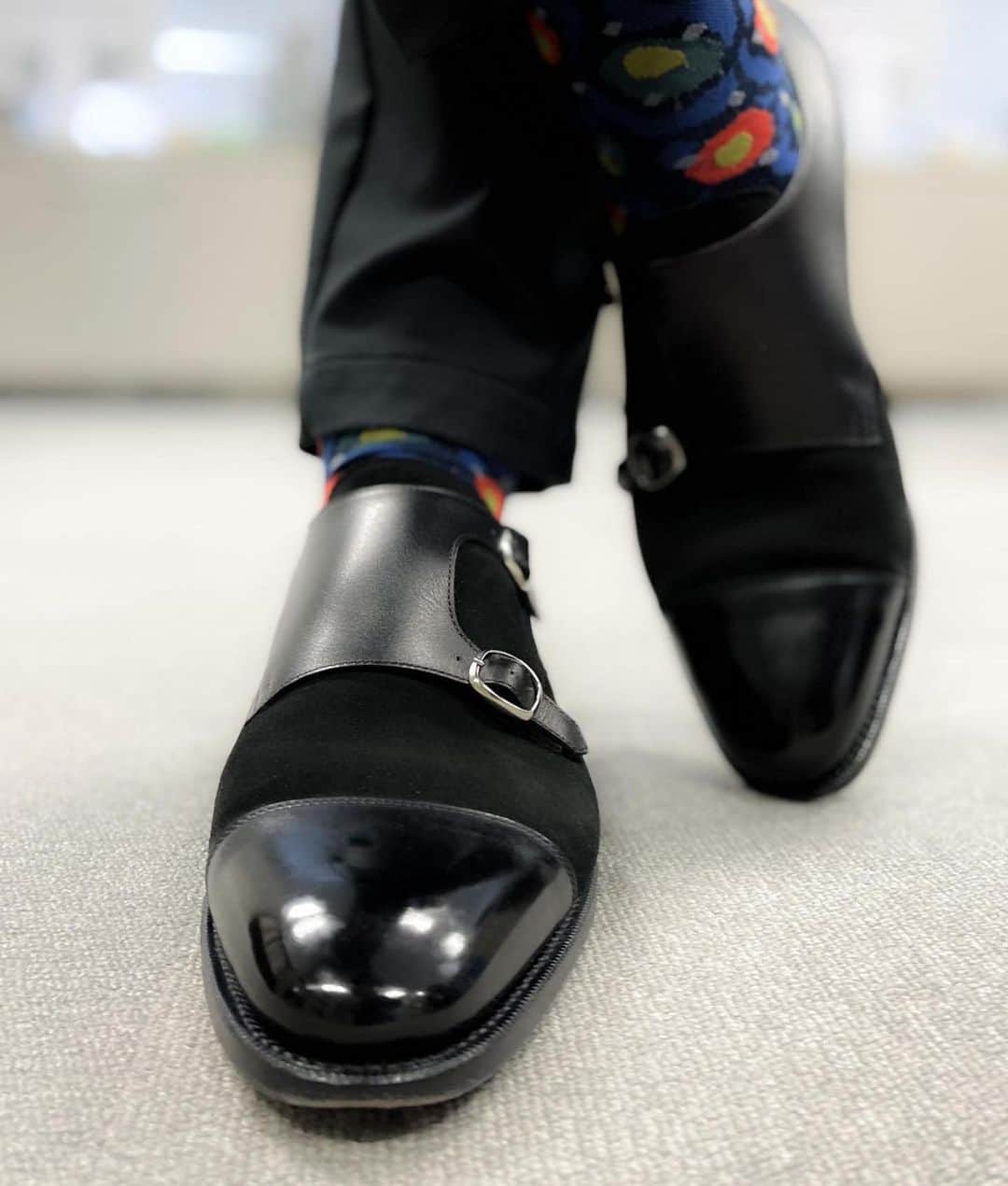 アヤメのインスタグラム：「Stylish men’s feet🧦👞🖤 Rendoさんと相性が良いと噂の #ayamesocks @rendoasakusa #ありがとうございます😊 #👏🏼👏🏼👏🏼 #ayamepeople   #Repost @mr.loafer_masa with  ・・・ Good morning RENDO👞✨  今日は楽しい夢が見られたので気分良好😊 皆様も良い１日となりますように✨  #革靴 #革靴コーデ #革靴男子 #靴磨き  #shoeshine  #rendo  #ayamesocks #mensshoes #mensstyle  #mensfashion  #socksoftheday」