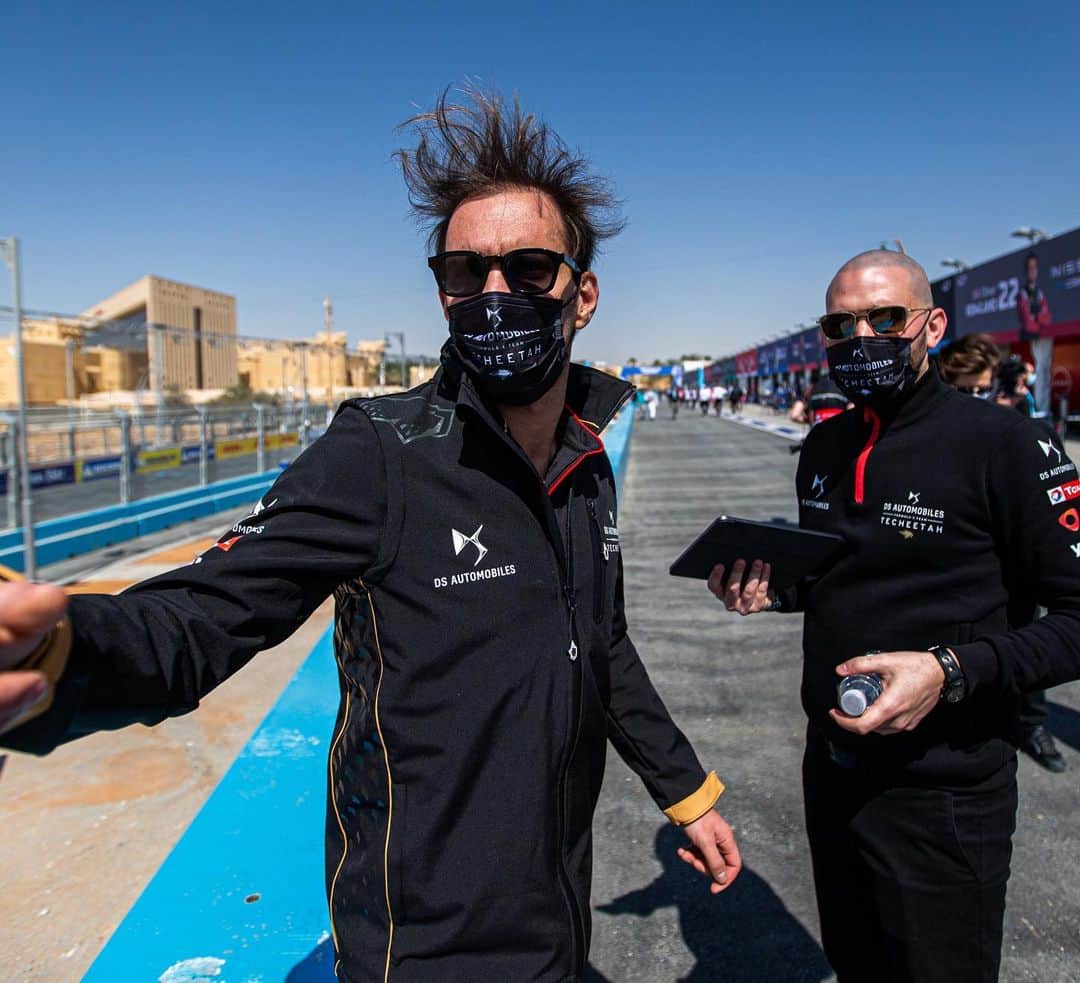ジャン＝エリック・ベルニュのインスタグラム：「Messy hair, don't care. IT'S RACE DAY MY FRIENDS⚡ • • • #DSTecheetah #DSPerformance #DSAutomobiles #BOSS #TagHeuer #Michelin #ABBFormulaE #JEV25 #Racing 📷 @dppiimages / @germainhphoto」