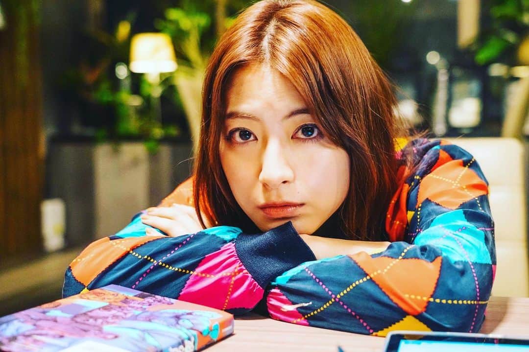 瀧本美織のインスタグラム：「📗📙📘📕 本日23:30〜から #wowowオンデマンド にて、 #出会い系サイトで70人と実際に会ってその人に合いそうな本をすすめまくった1年のこと 配信スタートになります！ まずは1〜4話が一挙公開されます。CHECK IT OUT‼️   #wowow  #であすす  #菜々子」