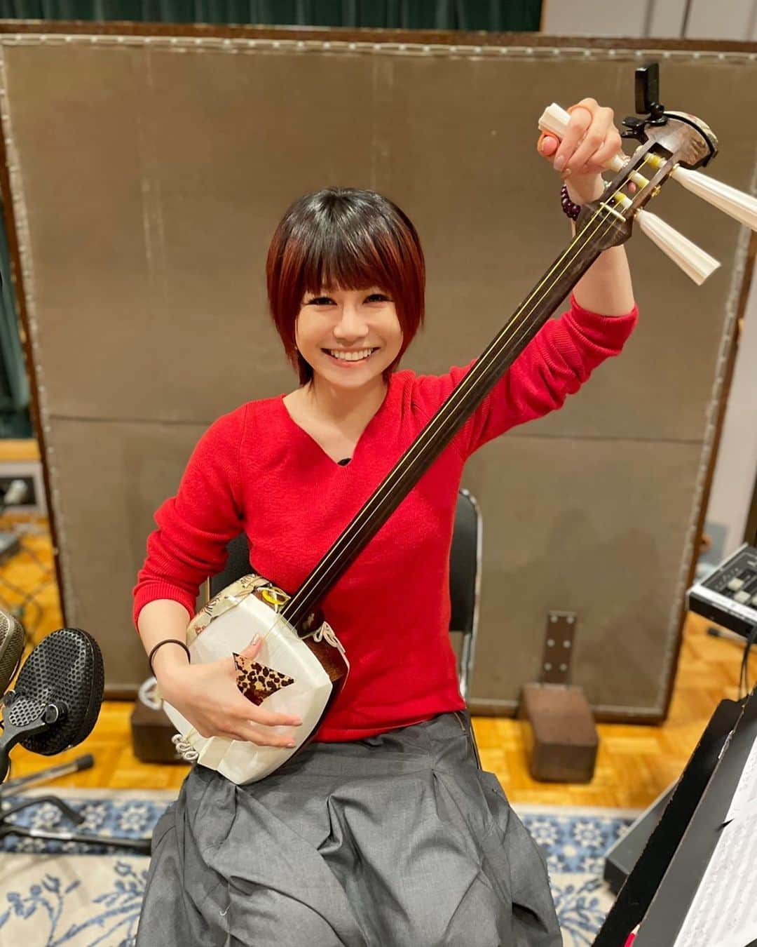 蜷川べにさんのインスタグラム写真 - (蜷川べにInstagram)「﻿ そして本日は和楽器バンドの﻿ レコーディングでーす。﻿ お楽しみに( ﾉД`)﻿ ﻿ ﻿ ﻿ #蜷川べに  #蜷川べにチャンネル  #和楽器バンド ﻿ #pleasesubscribe  #津軽三味線  #shamisen  #youtubechannel  #benininagawa  #wagakkiband」2月26日 15時12分 - ninagawabeni