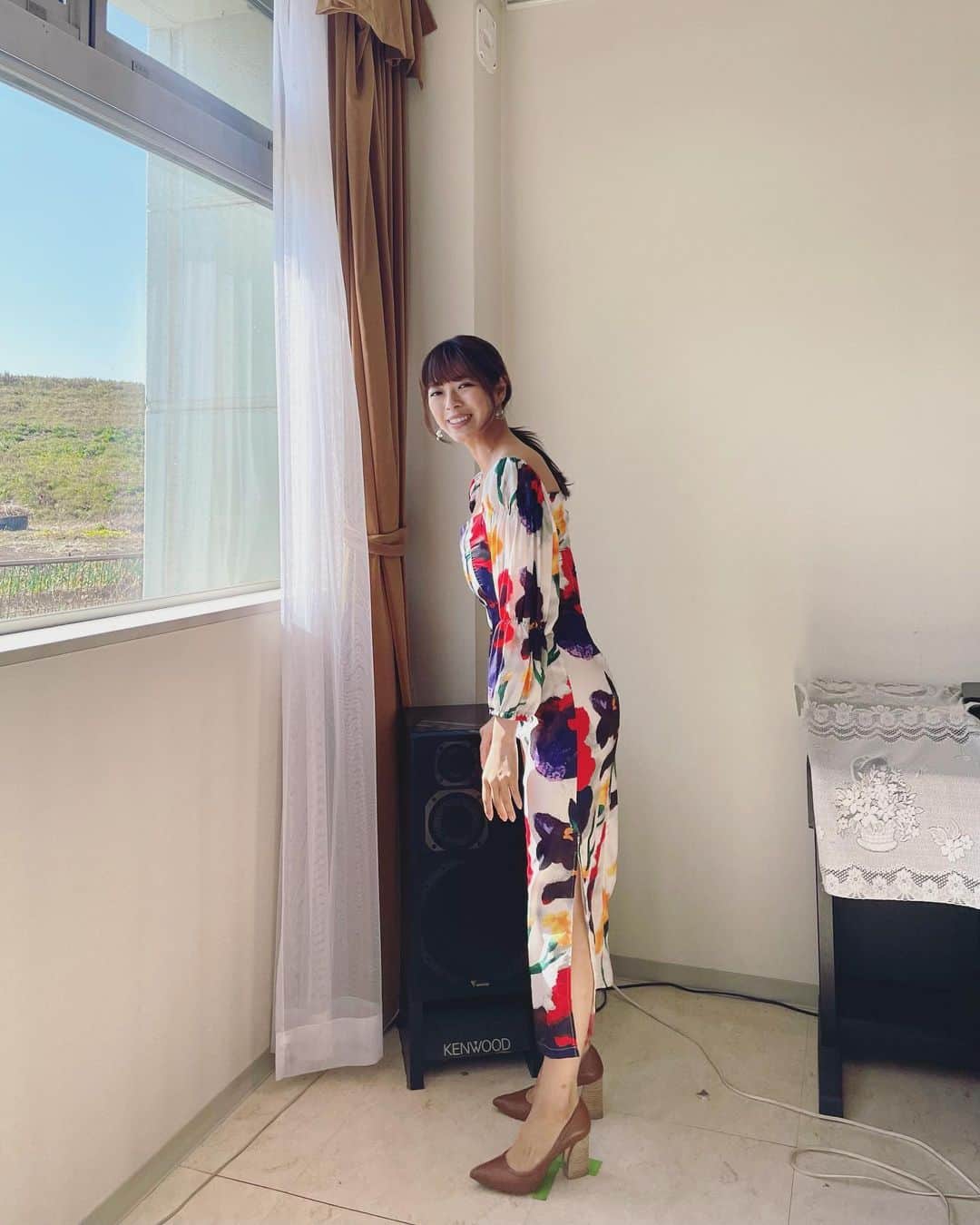 わちみなみのインスタグラム：「ぺこ。﻿衣装は　@saaageboutique  春みたいな🌸﻿ 草と空と茶色が田舎っぽくてかわいいな〜﻿ ﻿ Jリーグ開幕しましたね。﻿ ソワソワします﻿ 第一節という響きが新鮮で、﻿ まっさらな気持ちで迎えられるのがたのしみ。﻿ ﻿ 明日のFC東京戦、もちろん勝ってほしいな！﻿ ﻿ 今夜のテレ玉のGGRは﻿ 坪井さんがゲストに登場します✨﻿ @keisuke_tsuboi0916  坪井さんがインスタやっているの今気付きました🤣 知らない間に温泉ソムリエになられていました。 優しくて素敵なお方です〜。横にいらっしゃるのに坪井さんの当時のプレーも見られちゃって贅沢でした！﻿ ぜひ御覧ください﻿  ﻿ #テレビ埼玉　#GGR @reds_tv_ggr」