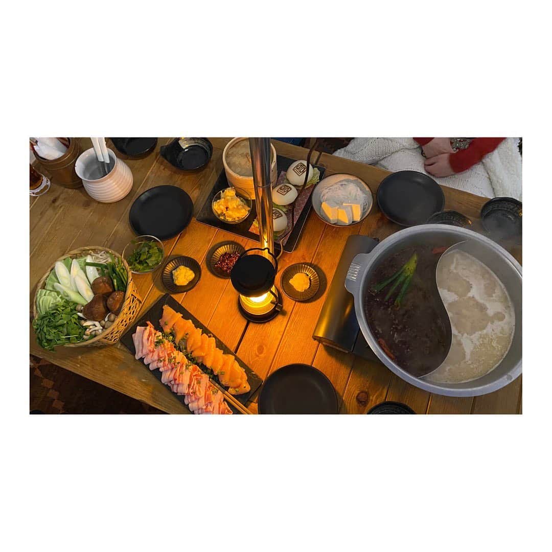 葉月ゆめさんのインスタグラム写真 - (葉月ゆめInstagram)「初めてのグランピング 🎪 凛ちゃんと愛ちゃんと大好きな火鍋を食べました 🥘🌶 開放的な空間と美味しいお料理で大満足。 アフタヌーンティーもしてるみたいだから また行きたい ♡  #CELAVITOKYO #PursuitOfPleasure #tokyo#tokyolife#rooftopbar#openair#tokyorestaurant#shibuya#tokyofoodie#BaoByCelavi#映えスポット#グルメ#渋谷カフェ#テラス#ルーフトップバー#テラス席#ランチ女子会#バオ#グランピング#glamping」2月26日 15時17分 - yume_hazuki