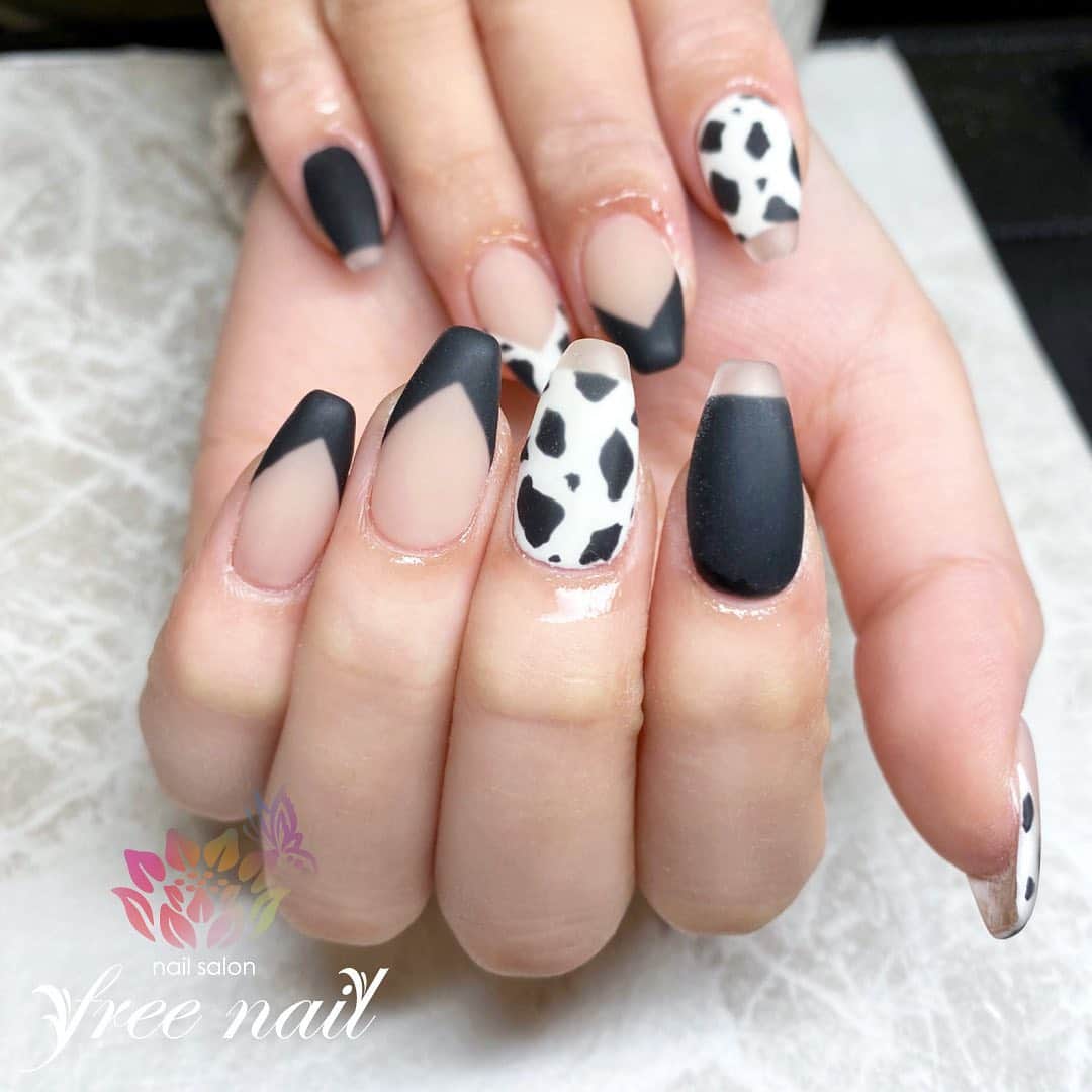free nail フリーネイルのインスタグラム：「. お客様ネイル💅🏻💐 . 牛柄マットネイル🐮✨ . デザインフレンチ🐮✨ . ご来店ありがとうございました🙇🏻‍♀️🙇🏻‍♀️🙇🏻‍♀️💗 . #ネイルアート #ジェルネイル #ネイルサロン #大阪ネイルサロン #ネイルデザイン #ネイルチェンジ #牛柄ネイル #フレンチネイル #マットネイル #デザインフレンチ #ブラックネイル #ベージュネイル #デザインネイル #トレンドネイル #おしゃれネイル #シンプルネイル #春ネイル #springnails #nailsart #nailsdid #美甲 #日式美甲 #日式美甲胶 #日本美甲师 #日本美甲老师 #美甲上课 #日本胶 #フリーネイル #freenail」