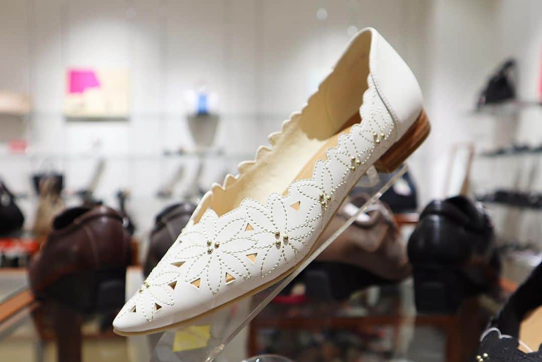 LECT レクトさんのインスタグラム写真 - (LECT レクトInstagram)「続々とお店がオープンしております。 . 本日はレディースシューズ専門店「BwithB OUTLET」(ビーウィズビーアウトレット)がオープいたしました。 . 神戸の職人の手によって作られた靴を取り扱っております。「履きやすい」「歩きやすい」と定評があるそうです。 . #lect #レクト #bwithboutlet #barcray #レディース #婦人靴 #シューズ #パンプス #ショッピングモール #広島市」2月26日 15時27分 - lect_hiroshima